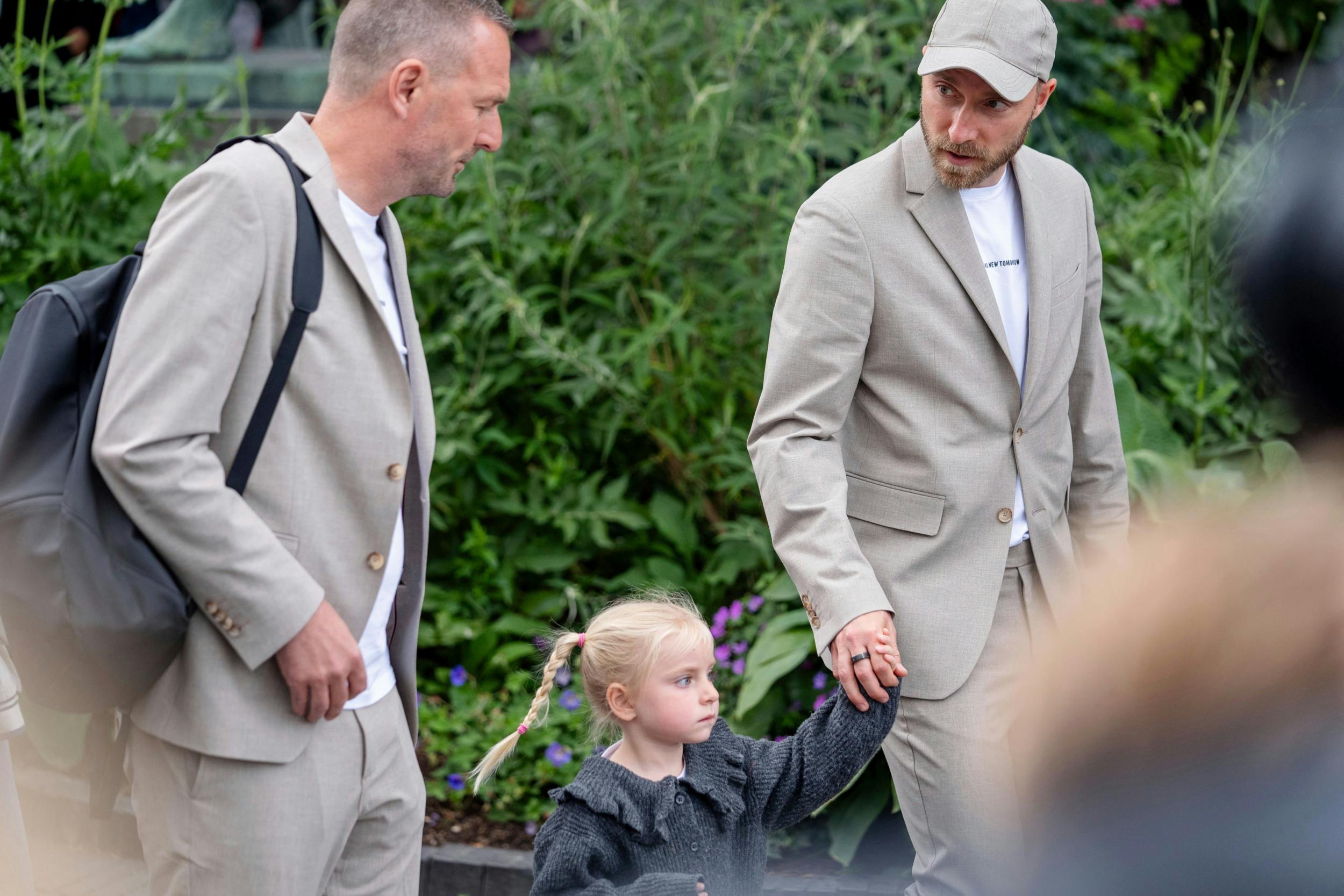 Hånd i hånd med datteren Ingrid i Tivoli i 2024, inden det danske landshold skulle til EM.