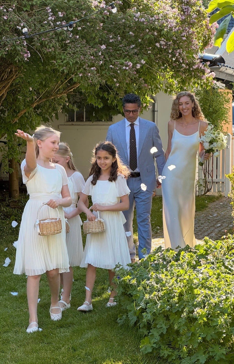 Yndigt så det ud, da parret fejrede kærligheden med deres tre døtre som brudepiger.