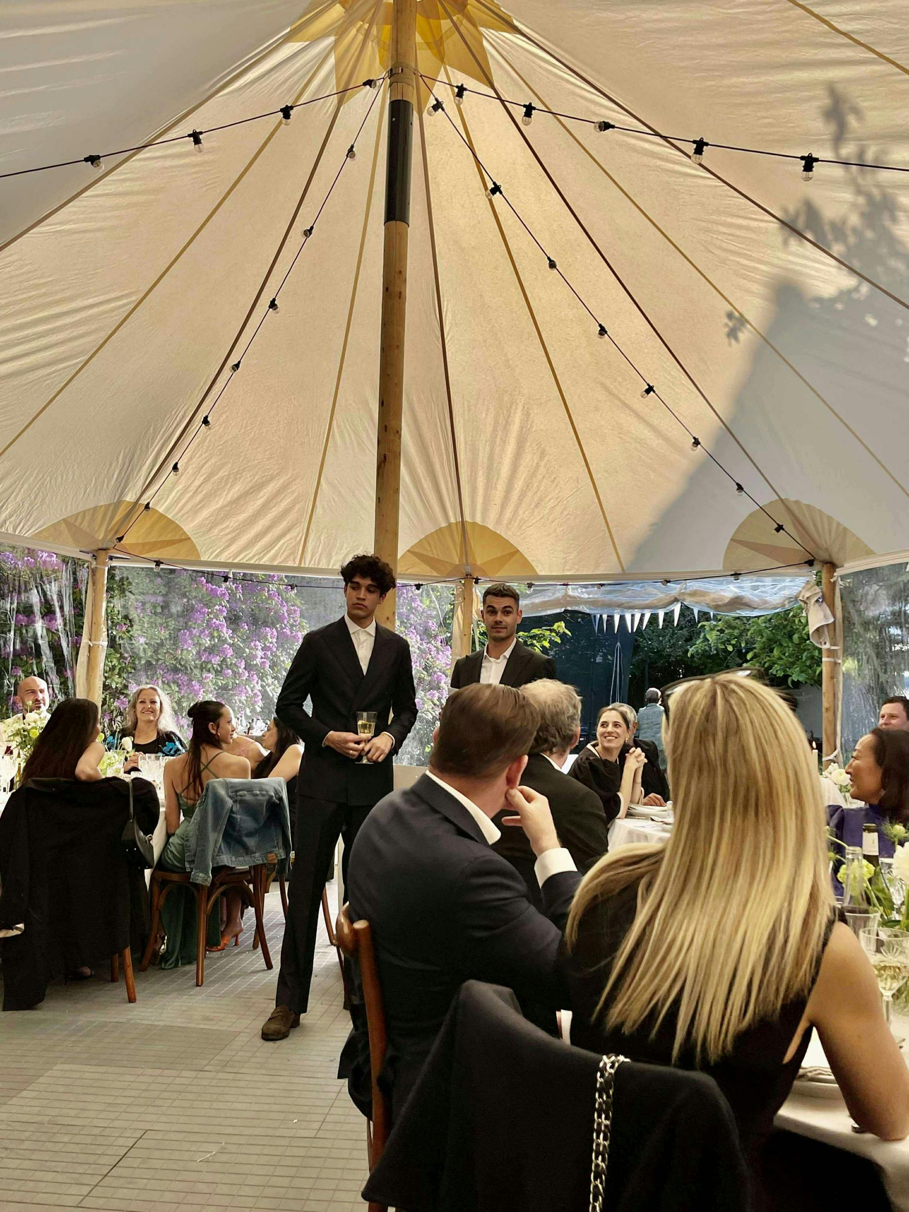 Sareens to sønner,  Alvin , 20, og  Felix , 25, var toastmasters til festen i haven.