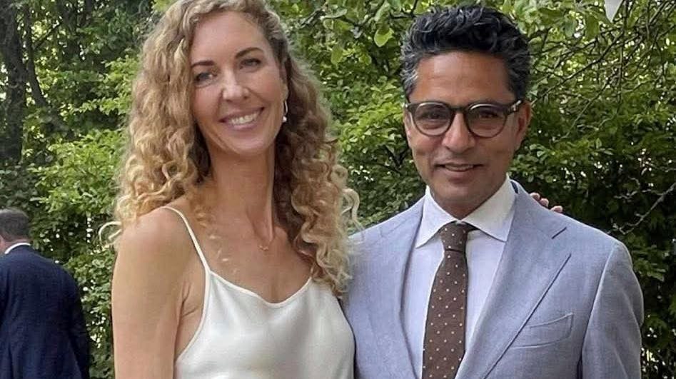 Lykken lyste ud af Maria Simons, 41, og Manu Sareen, 58, da de sagde ja til hinanden i Marias have.