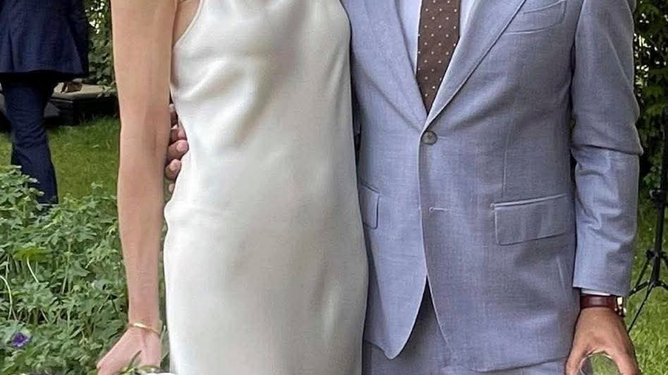 Lykken lyste ud af Maria Simons, 41, og Manu Sareen, 58, da de sagde ja til hinanden i Marias have.