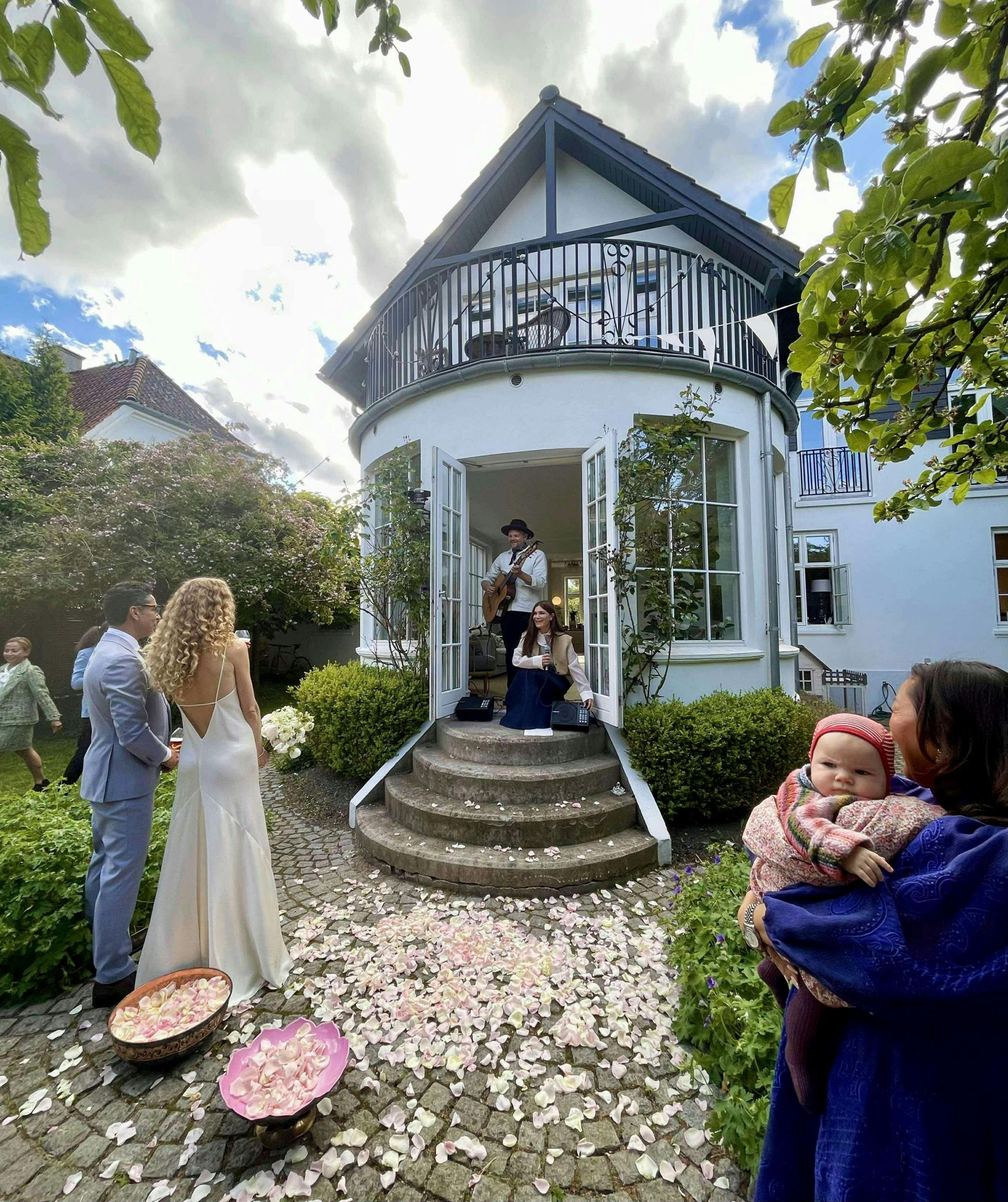 Pernille Rosendahl , 53, kom forbi og overraskede parret med nummeret ”Hallelujah”.