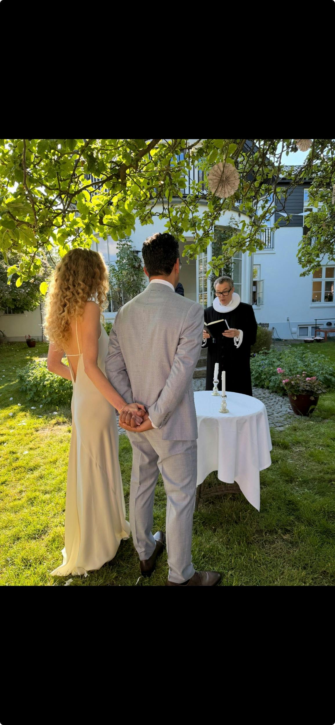Det var den forhenværende ministers gode ven  Jesper Mønsted , som viede parret.  