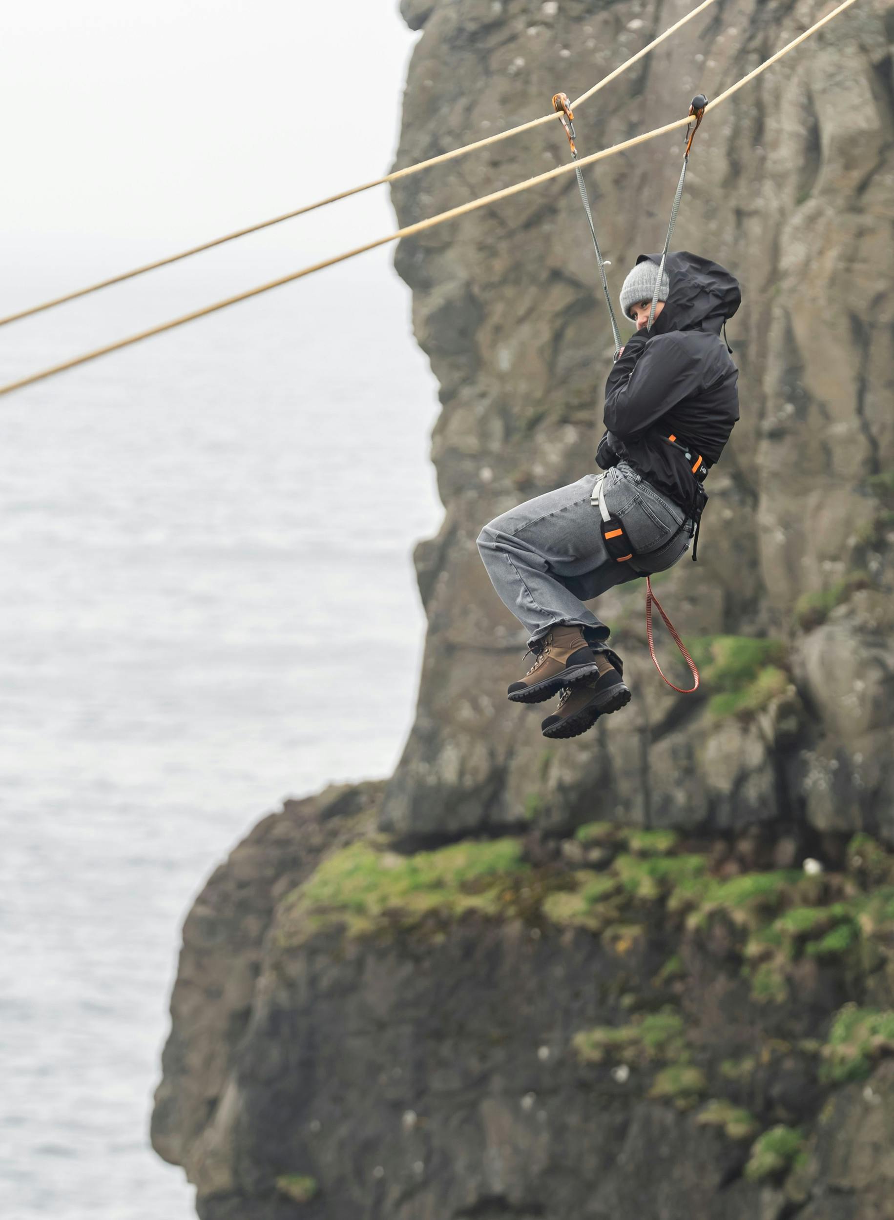 Nok siger hun ikke meget, men prinsessen er ikke bange af sig – her hænger hun i et par kabler 50 meter over den færøske klippegrund.