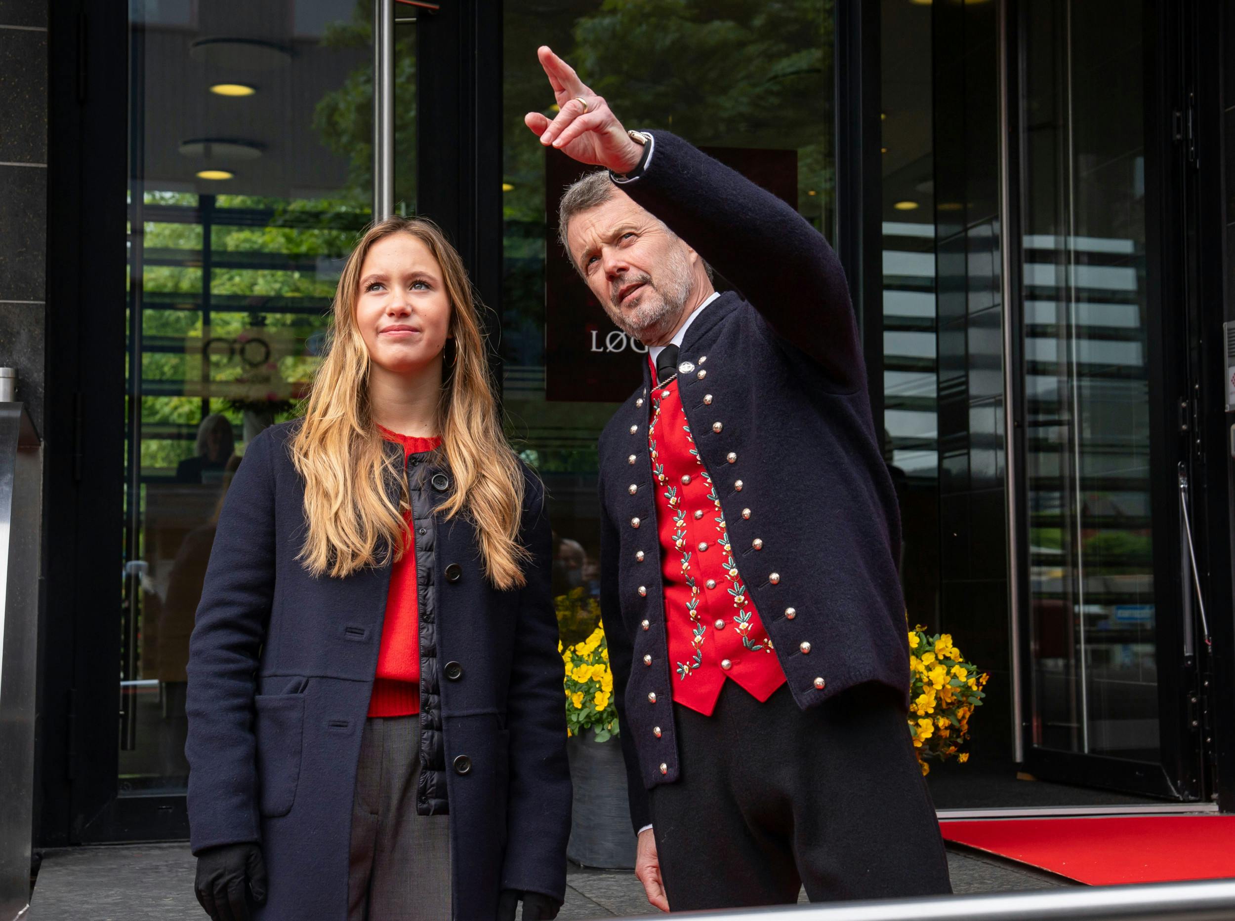 Selv om far er kong Frederik, 57, er fremtiden ikke nødvendigvis sikret for prinsessen. Der venter hende ikke nogen apanage som voksen, og hun må altså finde sin egen vej gennem tilværelsen og rudekuverterne.