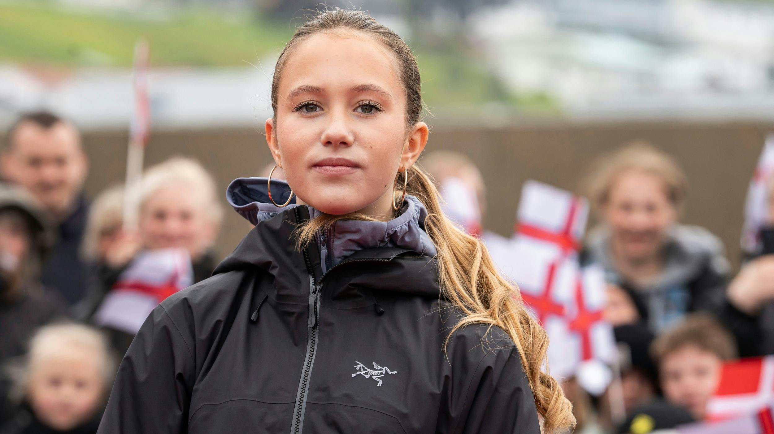 Her, der og allevegne finder man for tiden prinsesse Josephine, 14, der på ægte prinsessemaner aldrig har sagt for meget eller trådt forkert.
