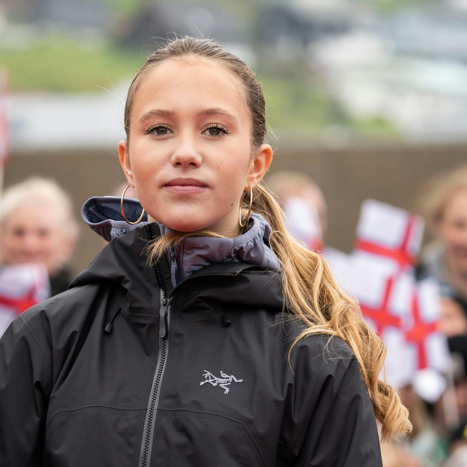 Her, der og allevegne finder man for tiden prinsesse Josephine, 14, der på ægte prinsessemaner aldrig har sagt for meget eller trådt forkert.