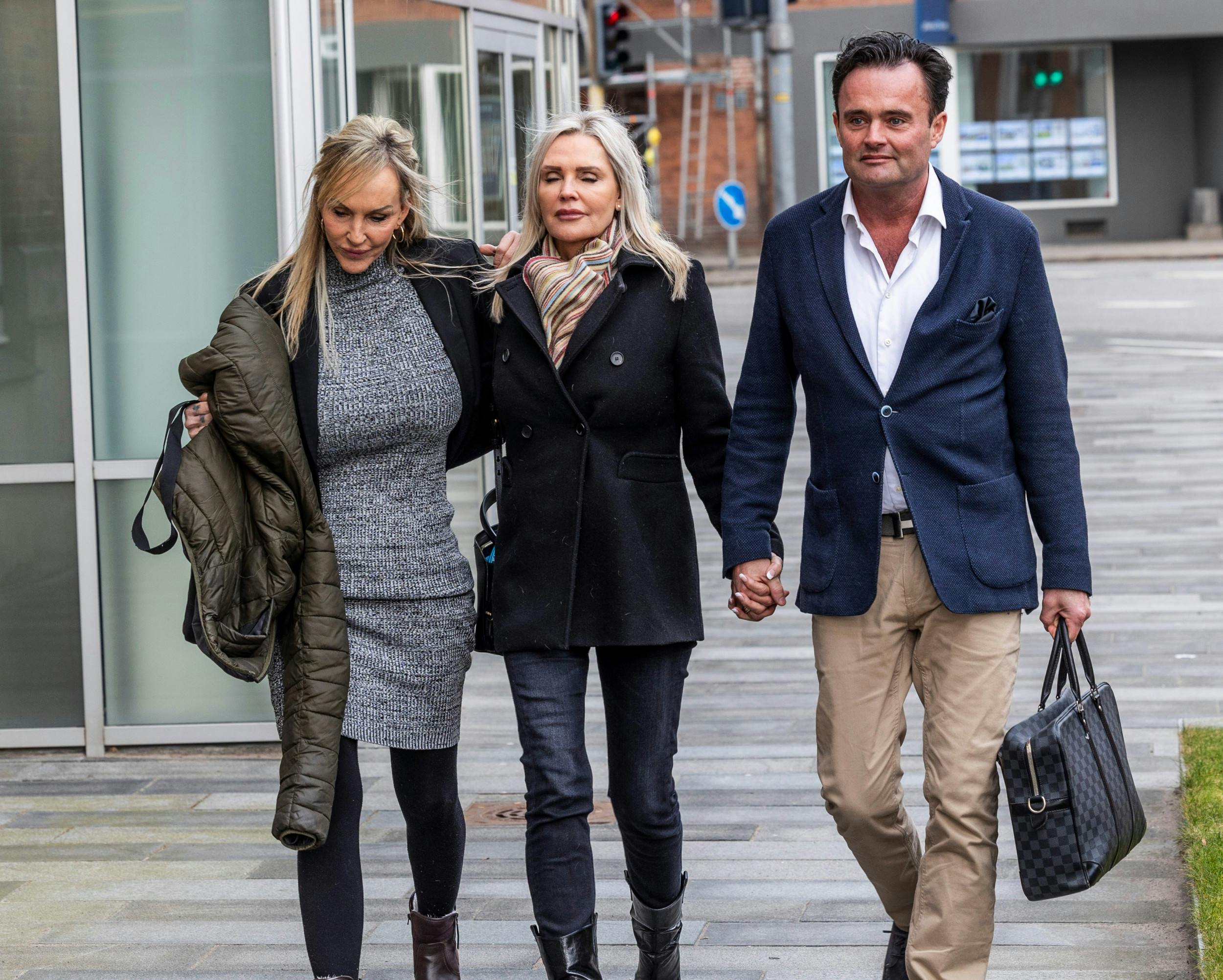 I foråret støttede både Jeppe og veninden Linse Kessler, 59, Janni, da hun måtte en tur i Retten i Hillerød.