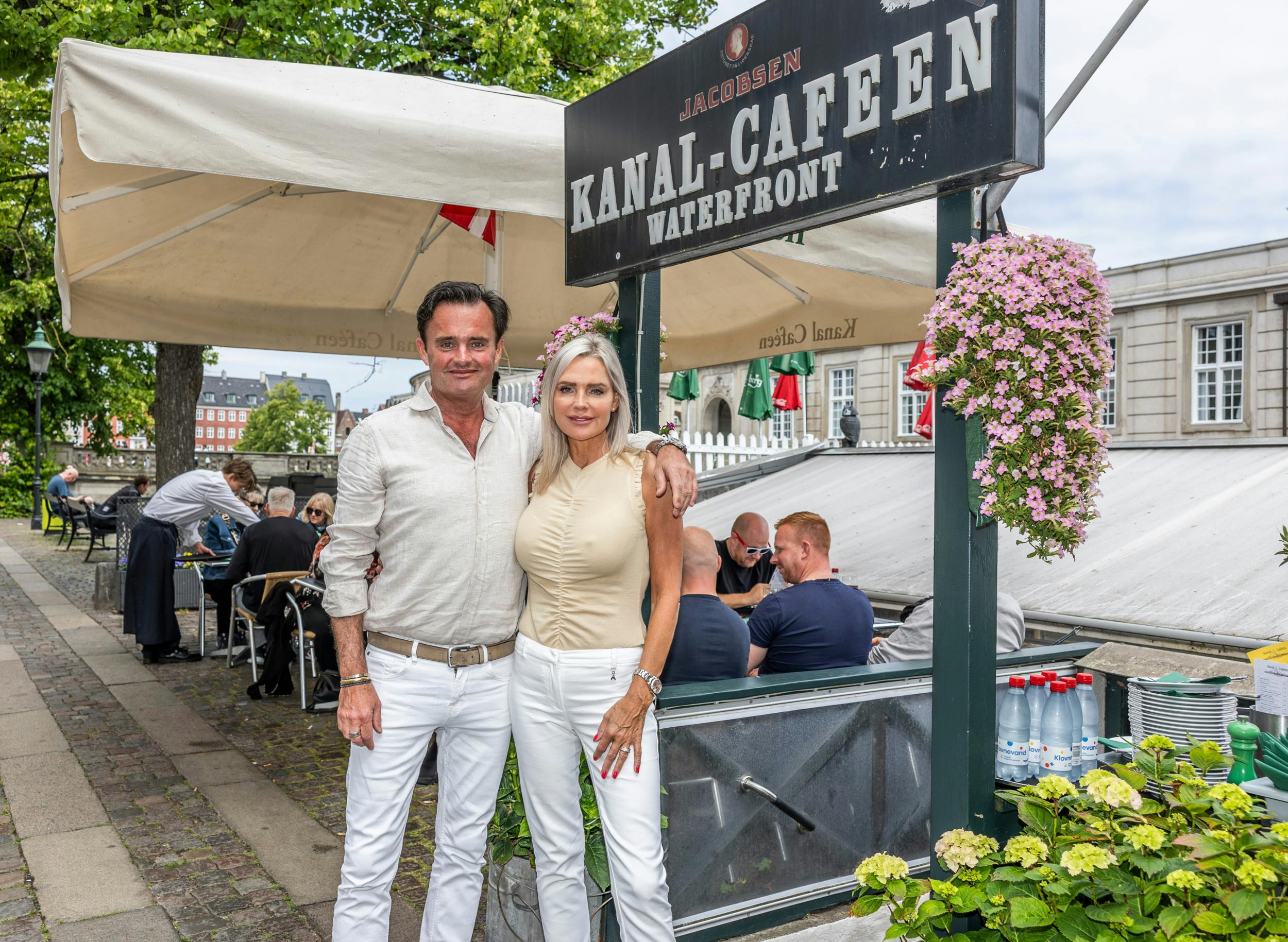 Navnkundige Kanalcaféen lige neden for lejligheden i hjertet af København dannede rammen om etårsfejringen.