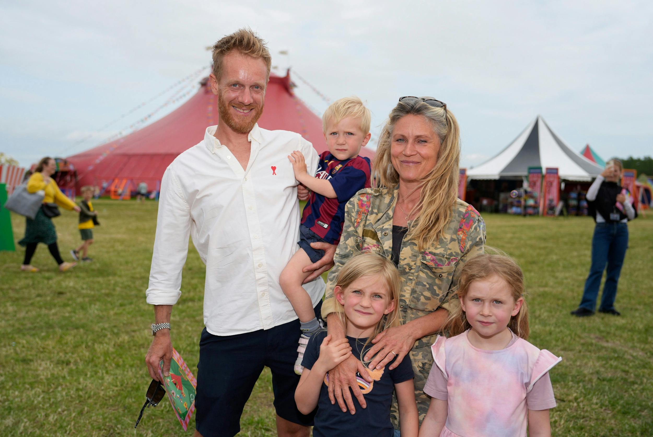 Tobias til premiere på ”Cirkus Summarum” med konen Kristina, børnene Mio på to, Sia på seks år og Sias veninde Carla på syv år. Sønnen Hugo var ikke med.