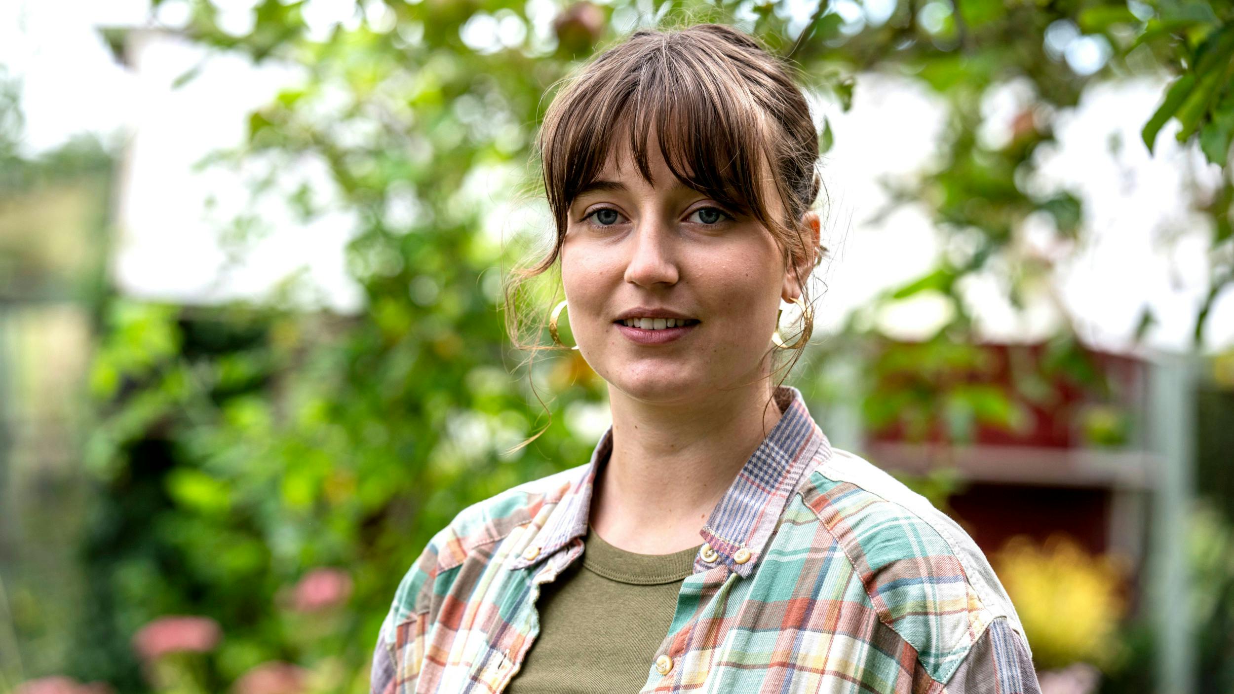 I TV2’s ”Danefæ” spiller hun Liva, som er Ester og Michaels ældste barn. Hun har studeret til landskabsarkitekt og har de seneste år kæmpet for at få en permahave op at stå på Østfyn.