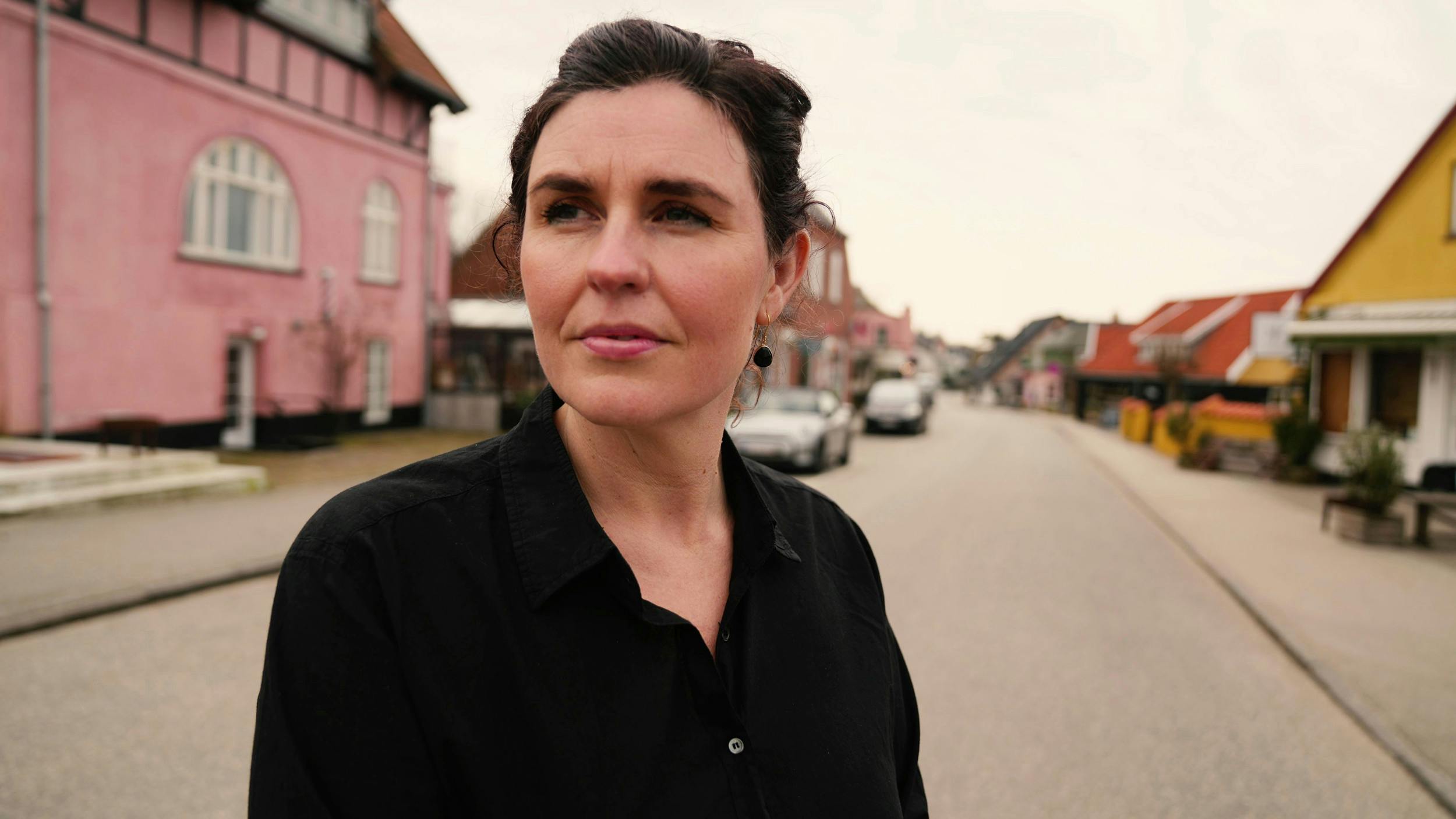 – Den skader mere, end den gavner, især for os, der bor her, for den splitter vores by. Der er larm, der er råb, der er folk, der pisser konstant.