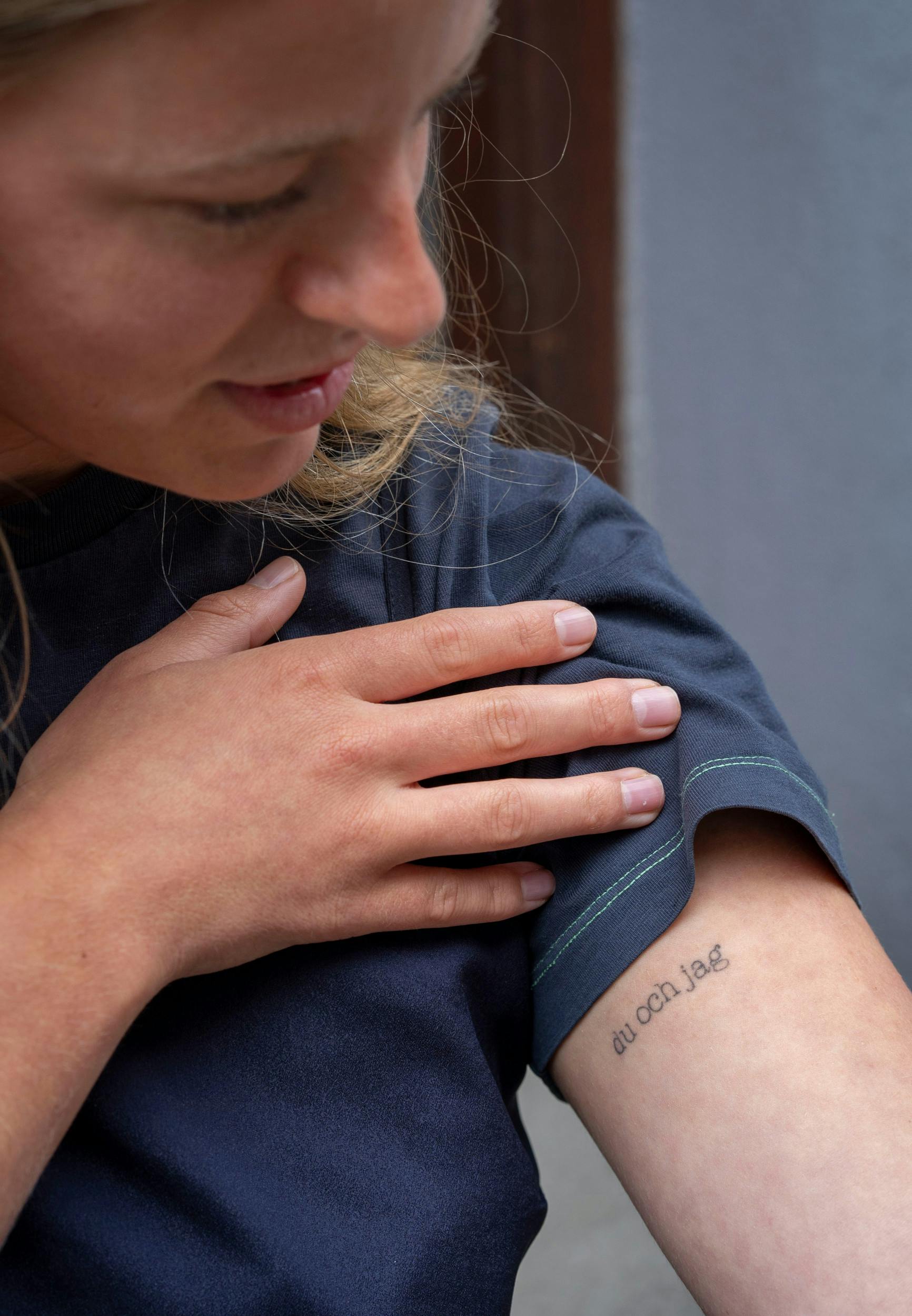 Med sin biologiske far Claus har Anne Sofie fået en matchende tatovering. 