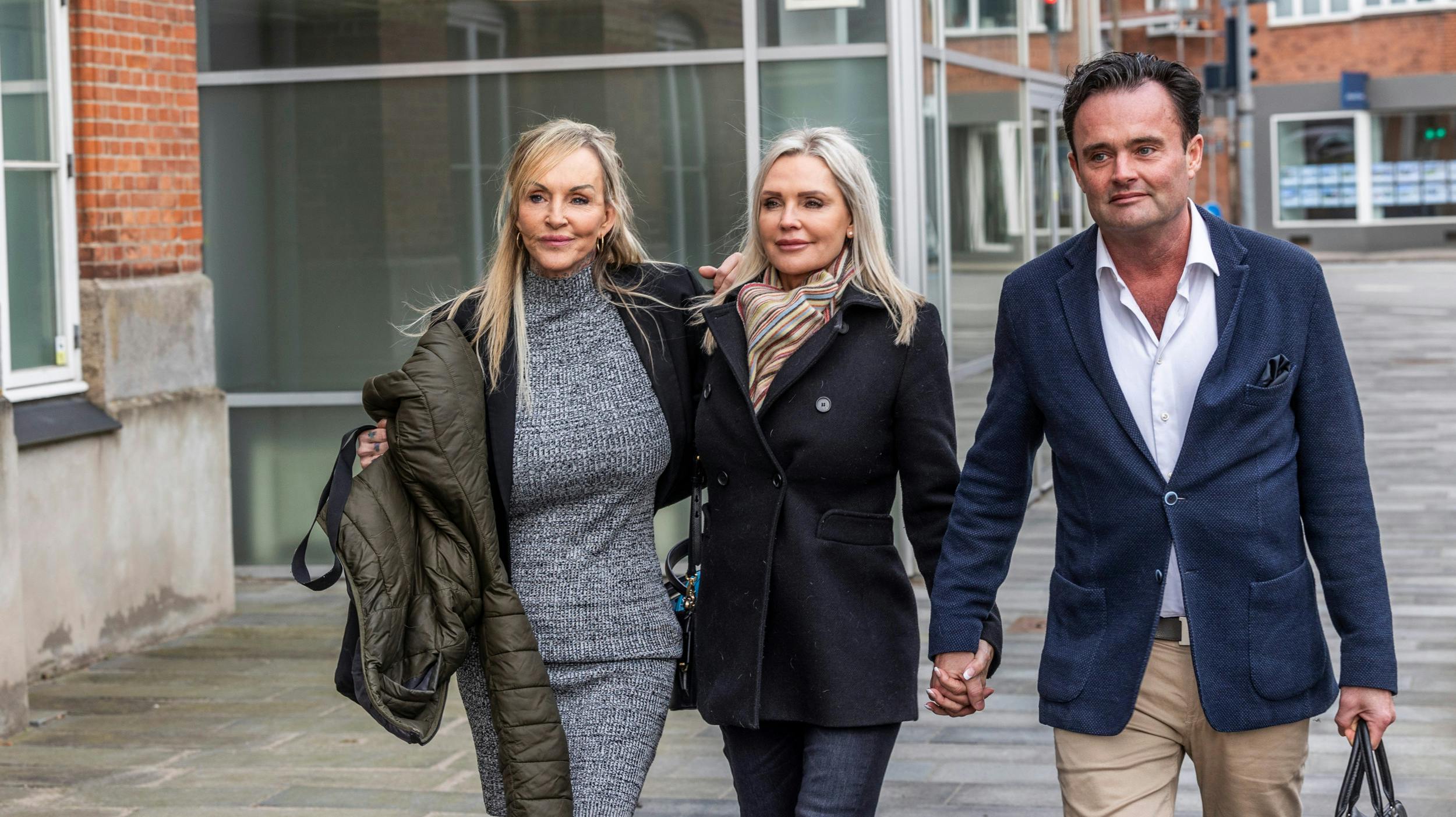 Janni og Karsten har tidligere været i Fogedretten, hvor det blev fastslået, at Janni skylder Karsten knap to millioner kroner. I retten fik hun støtte af kære sten Jeppe , 48 , og veninden Linse Kessler , 59.