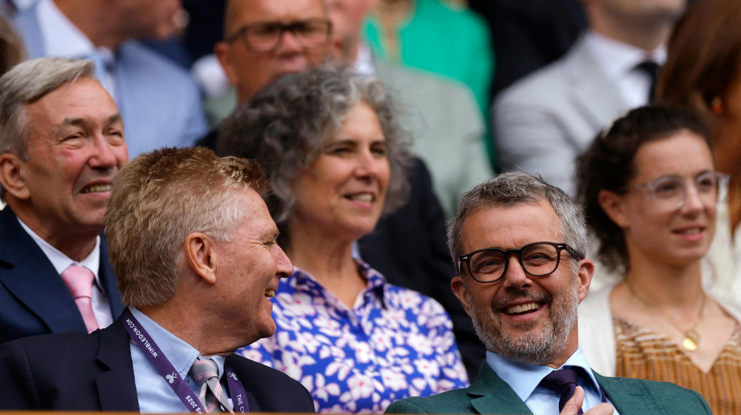 Det blev til et par dage på Wimbledon-anlægget, hvor Frederik sammen med sin ven Christian von Buchwald , 68, nød at se tennis på højeste plan – og også selv fik spillet en double.