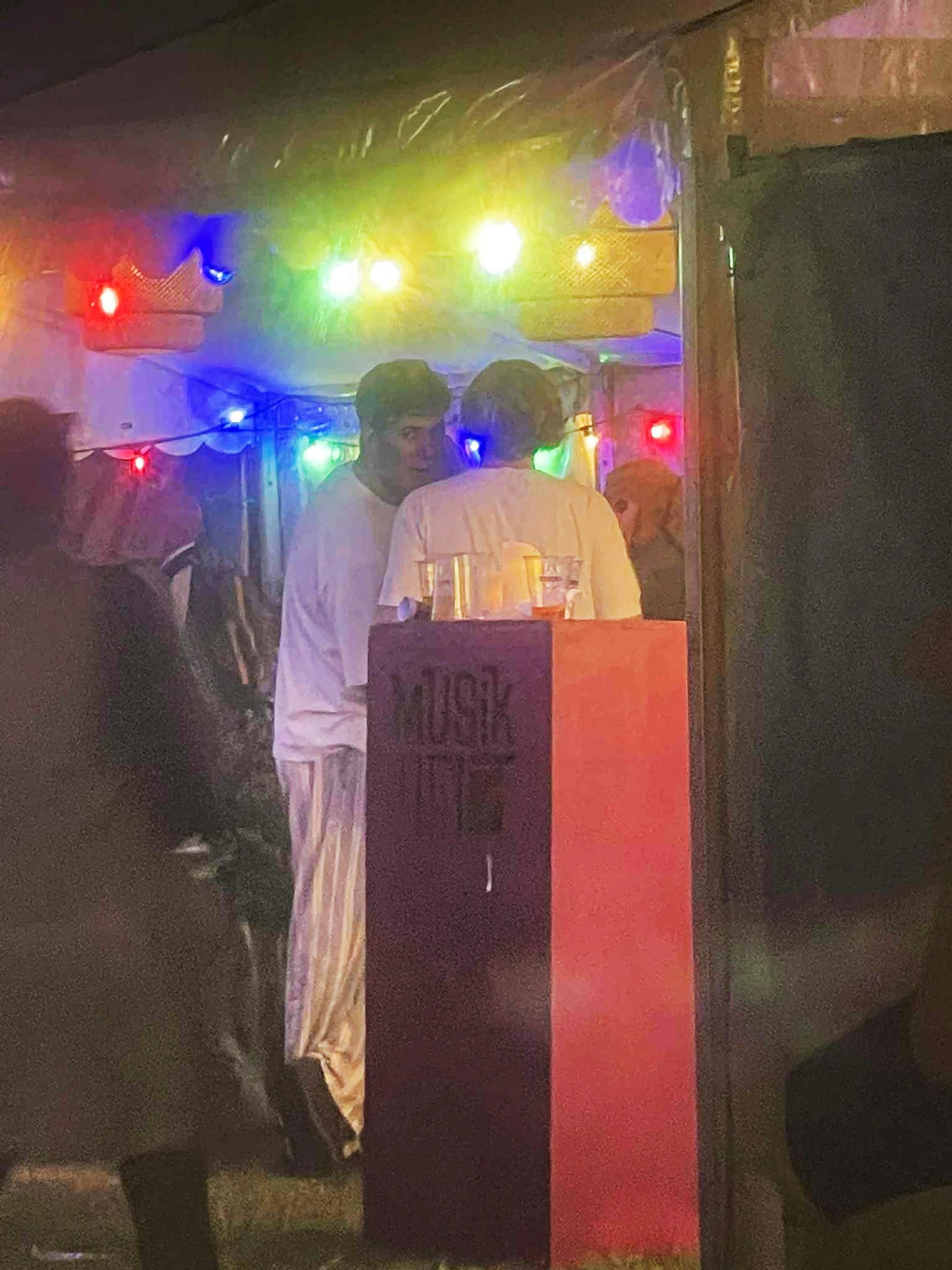 I neonlysenes skær står jeg her – ligesom du er jeg barn af natten ...