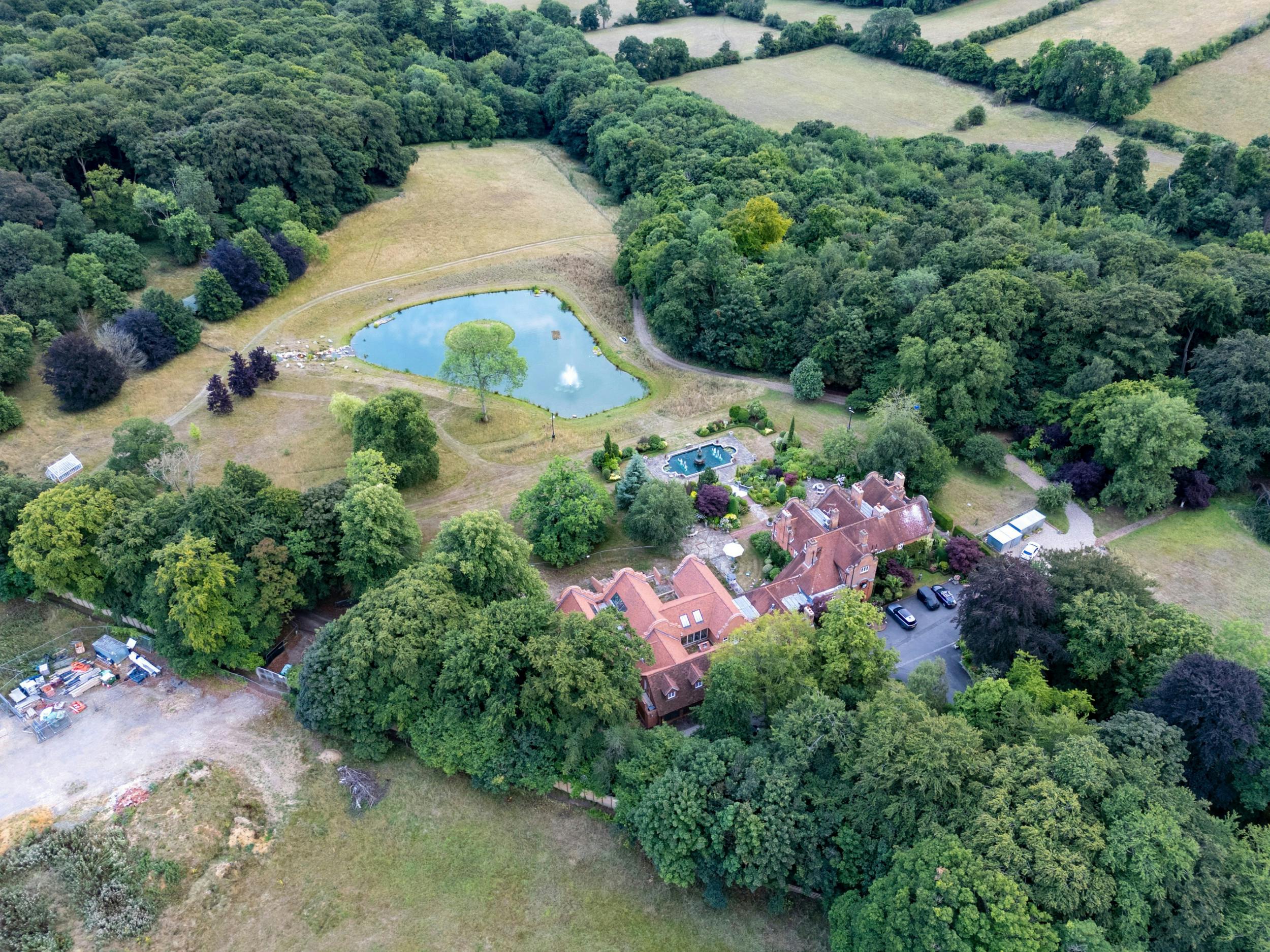 Her døde Ozzy – på ejendommen i Buckinghamshire. Der var angiveligt en ”redningsaktion” i nogle timer, da han gav slip.  