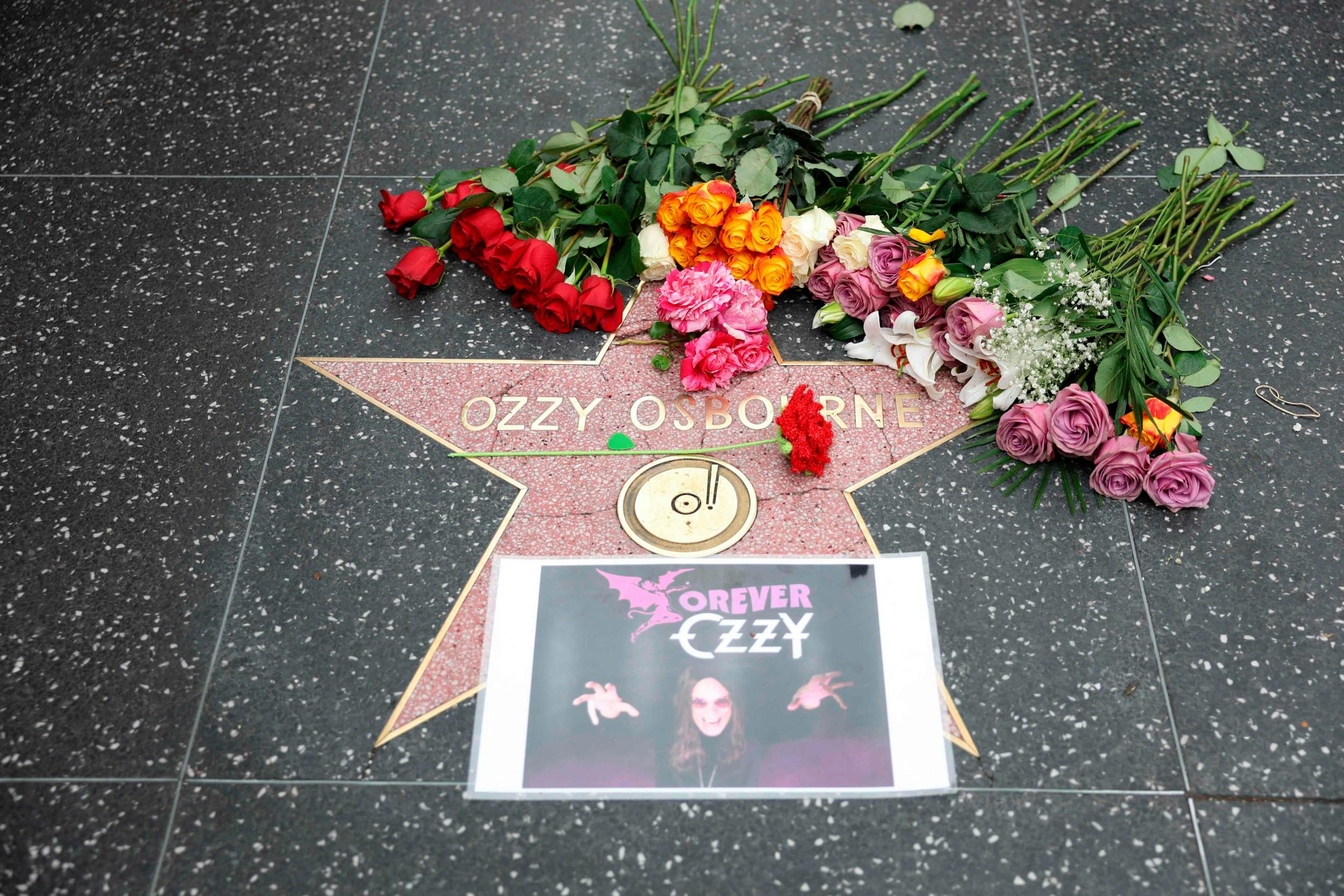 Det er strømmet til med blomster – både på hans stjerne på Hollywood’s Walk of Fame – og på Black Sabbath Bridge i Birmingham i England. 