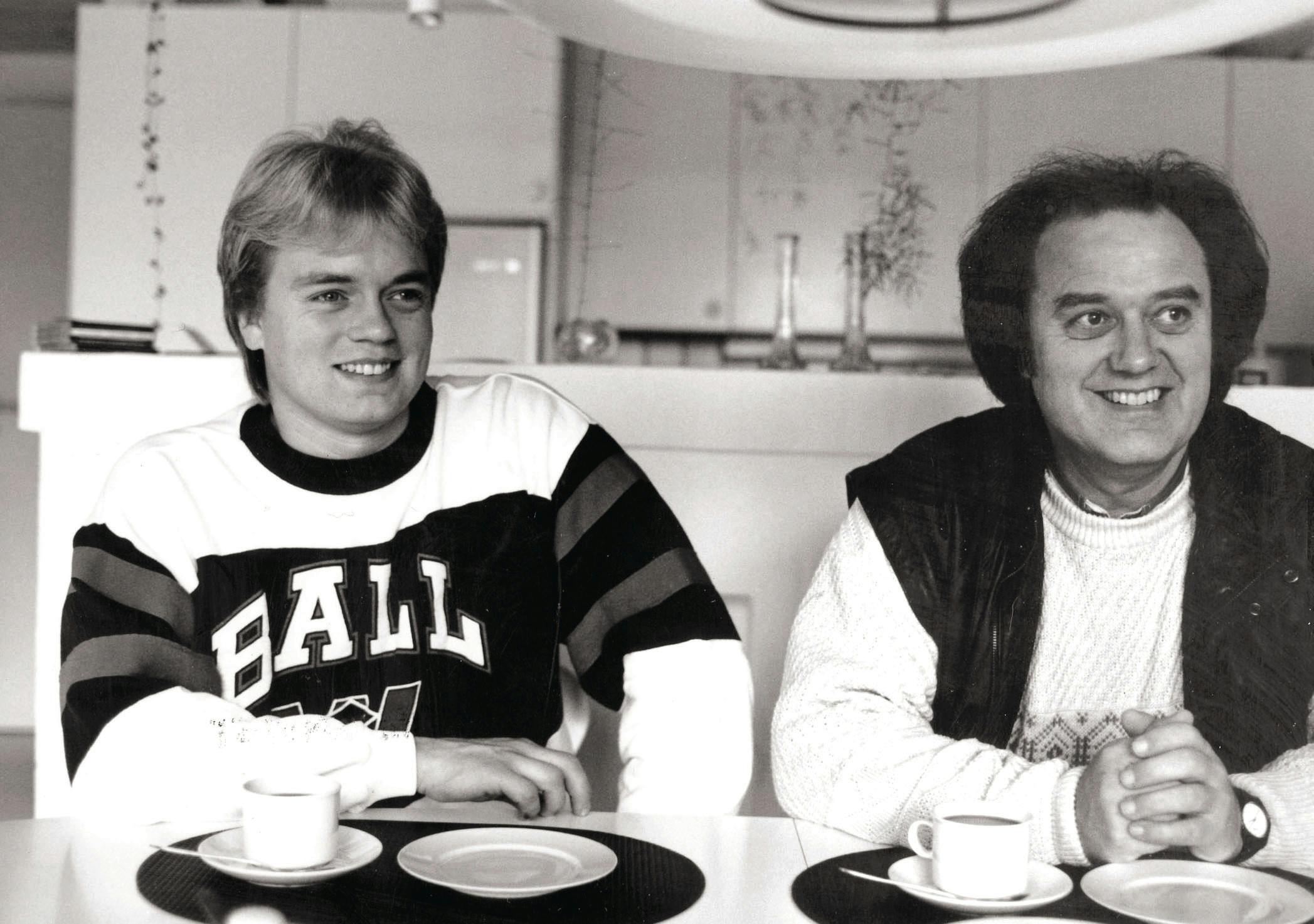 Da Kandis var en nystartet gruppe i 80’erne lavede SE og HØR fællesinterview med Johnny og far  Bjørn Hansen , 81, som dengang og nu er kendt fra popgruppen Bjørn & Okay.  