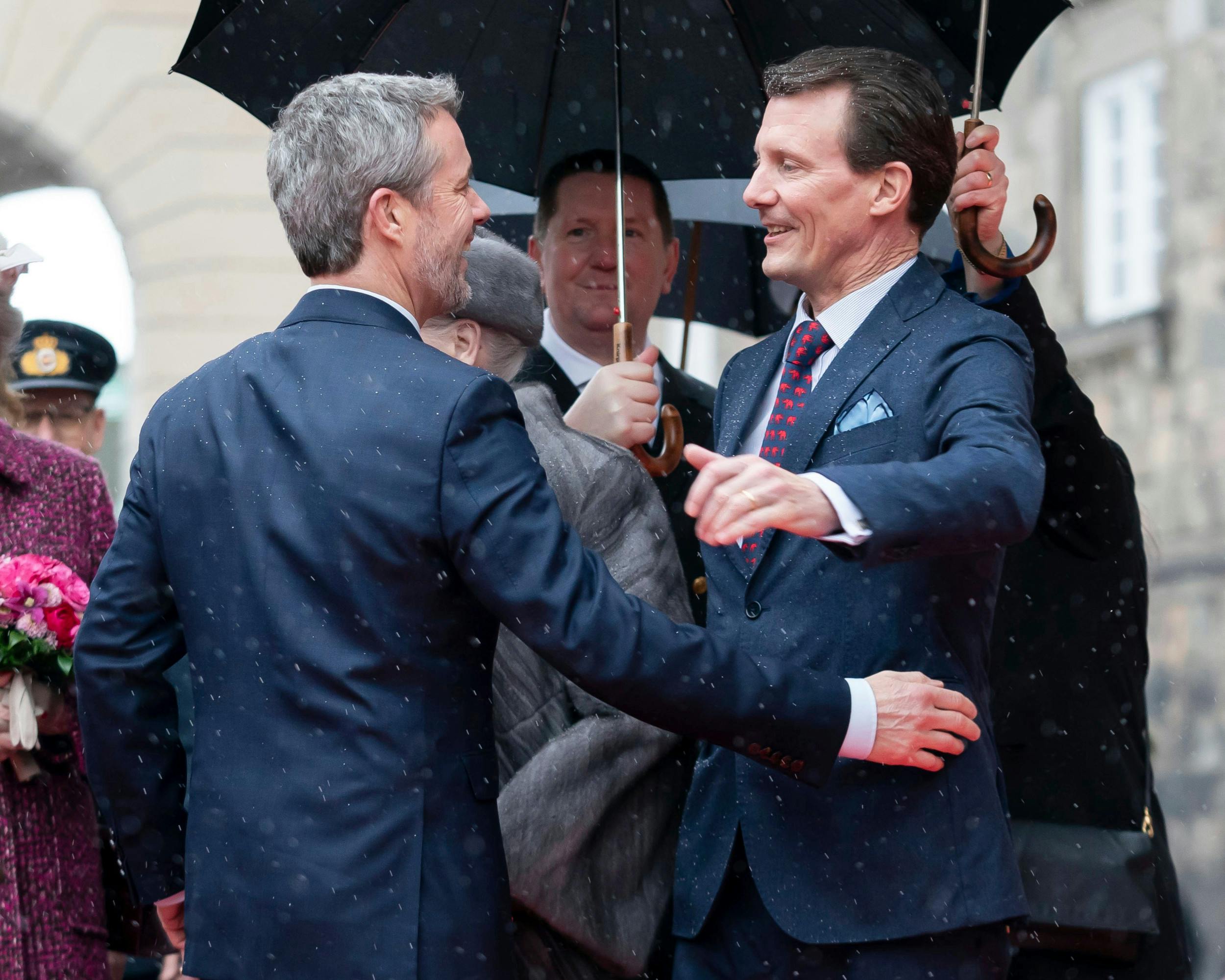 Udadtil giver kong Frederik og prins Joachim , 56, indtryk af, at de er gode venner, selv om de ikke ses ofte. Og Joachim må acceptere, at der kun er krummer tilbage til ham, når arven opgøres.