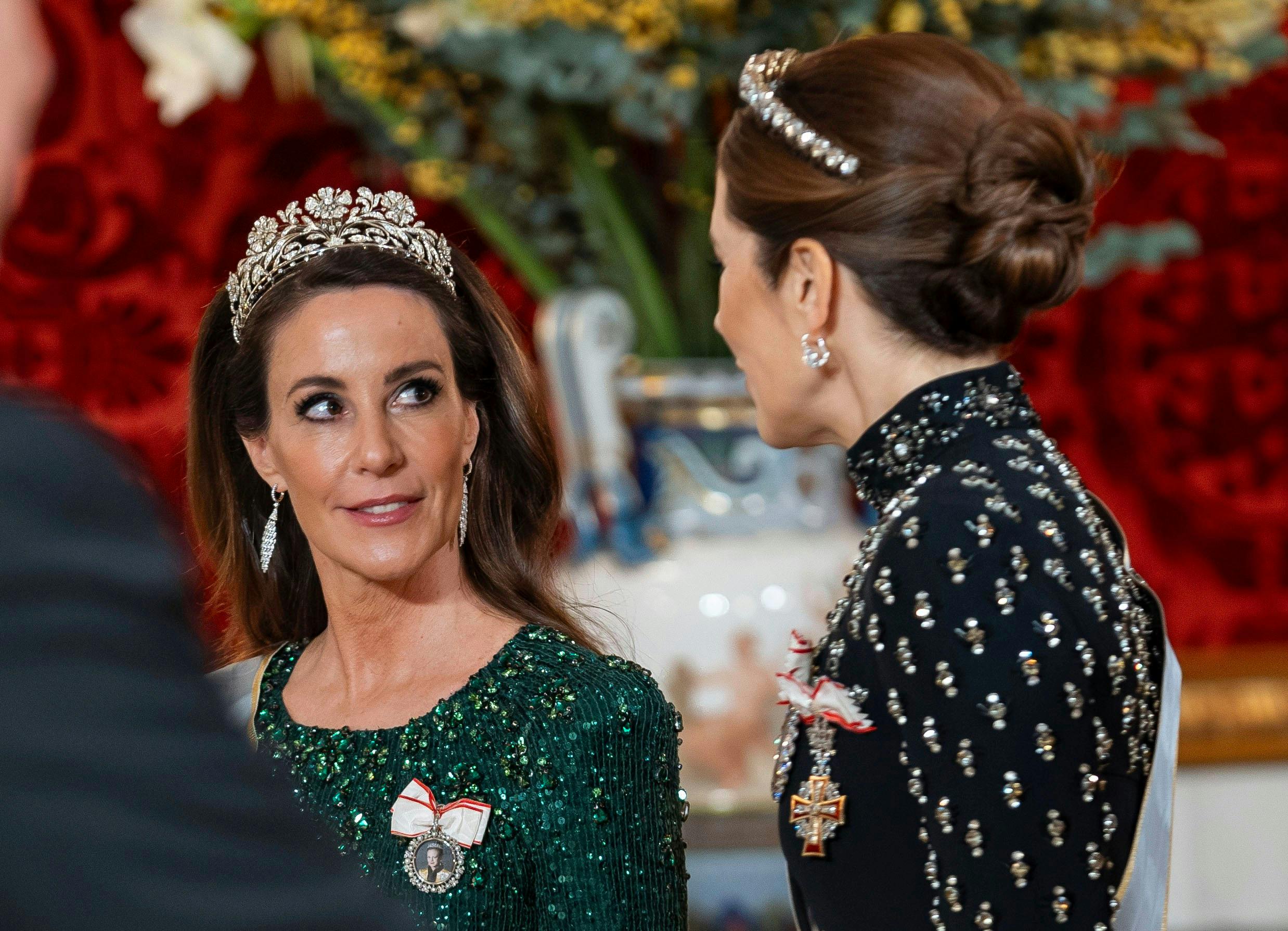 Prinsesse Marie , 49, må ligeledes acceptere, at det bliver dronning Mary , 53, der får hovedparten af kongehusets private smykker, når dronning Margrethe dør.