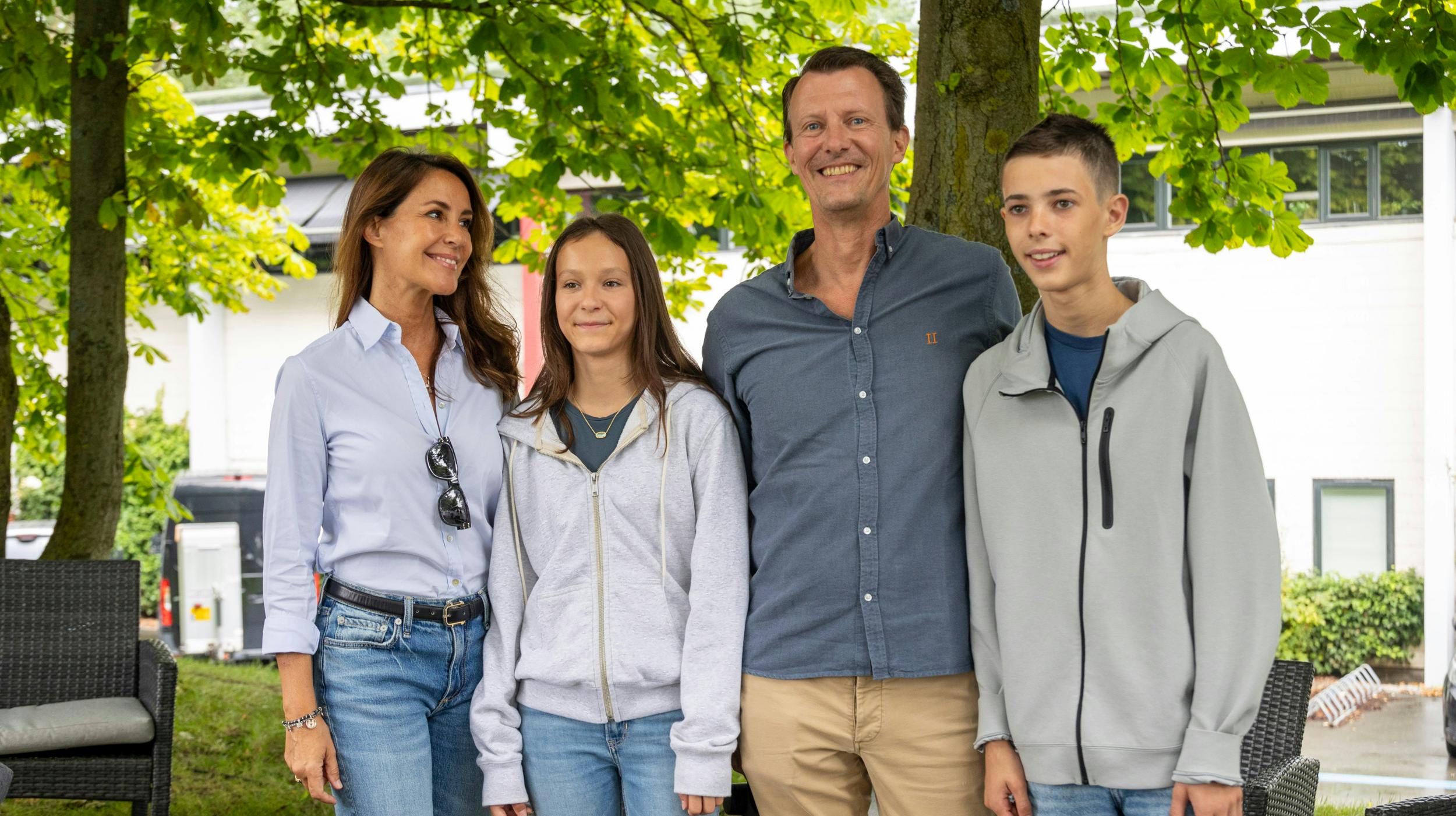 Prins Joachim , 56, er vild med at være på Chateau de Cayx, så han var lykkelig, da han kunne slå dørene op for alle sine nærmeste.