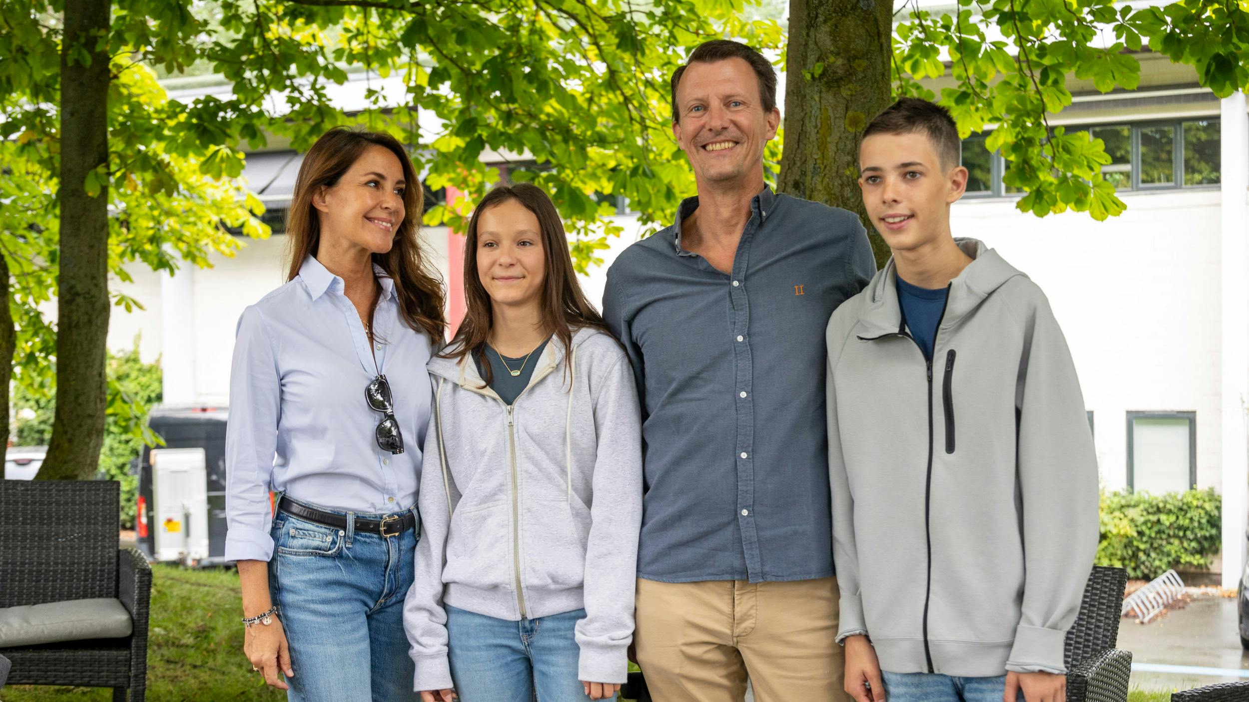 Prins  Joachim , 56, er vild med at være på Chateau de Cayx, så han var lykkelig, da han kunne slå dørene op for alle sine nærmeste.