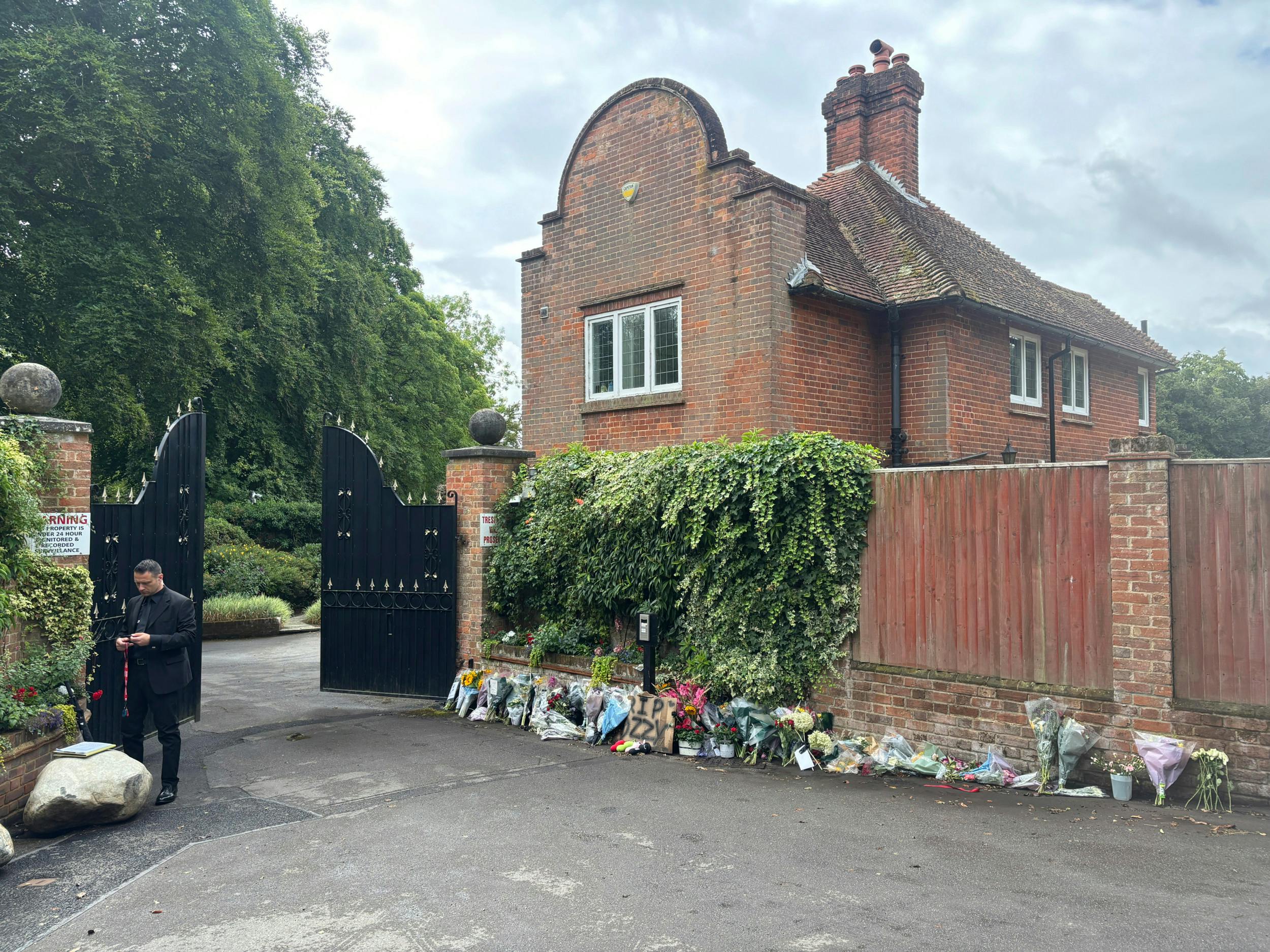 Det var bag private døre, det sidste farvel foregik. Fans har dog lagt blomster ved indkørslen til ejendommen, 
