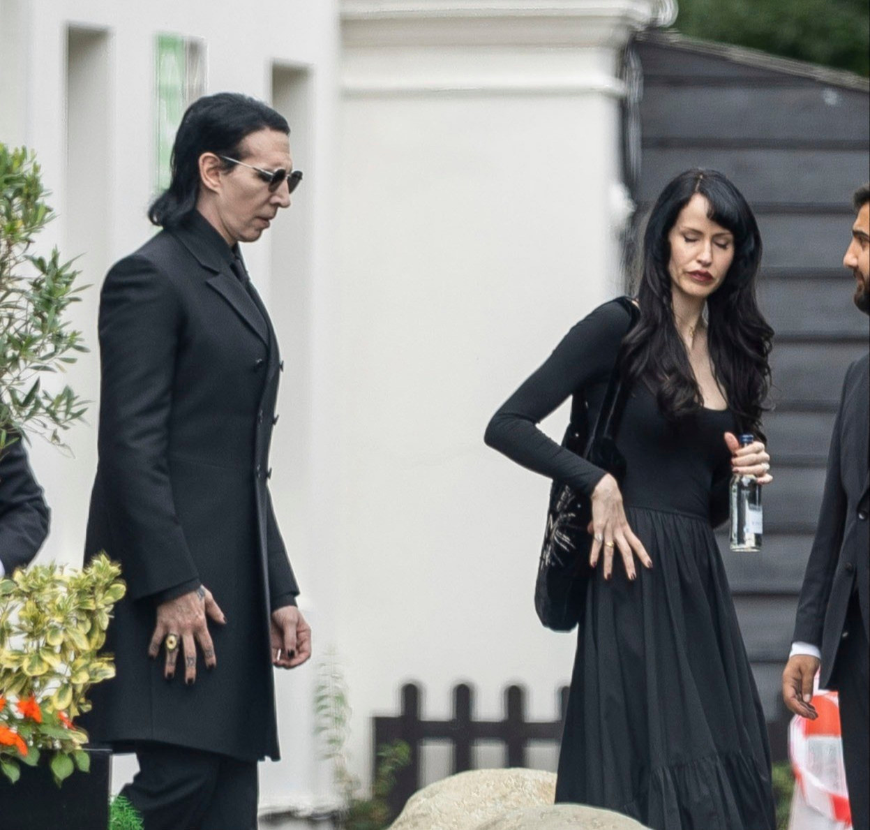 – I dag har vi begravet en elsket ven. Jeg er for evigt taknemmelig for, at du lukkede mig ind i dit liv, Ozzy. Din inpiration og kærlighed vil altid være hos mig. Tak til jer, Sharon og familien for en respektful og smuk ceremomi. Din arv lever videre, skrev Marilyn Manson, 56, efter han sammen med sin kone Linday Usich, 40, deltog i det store farvel.