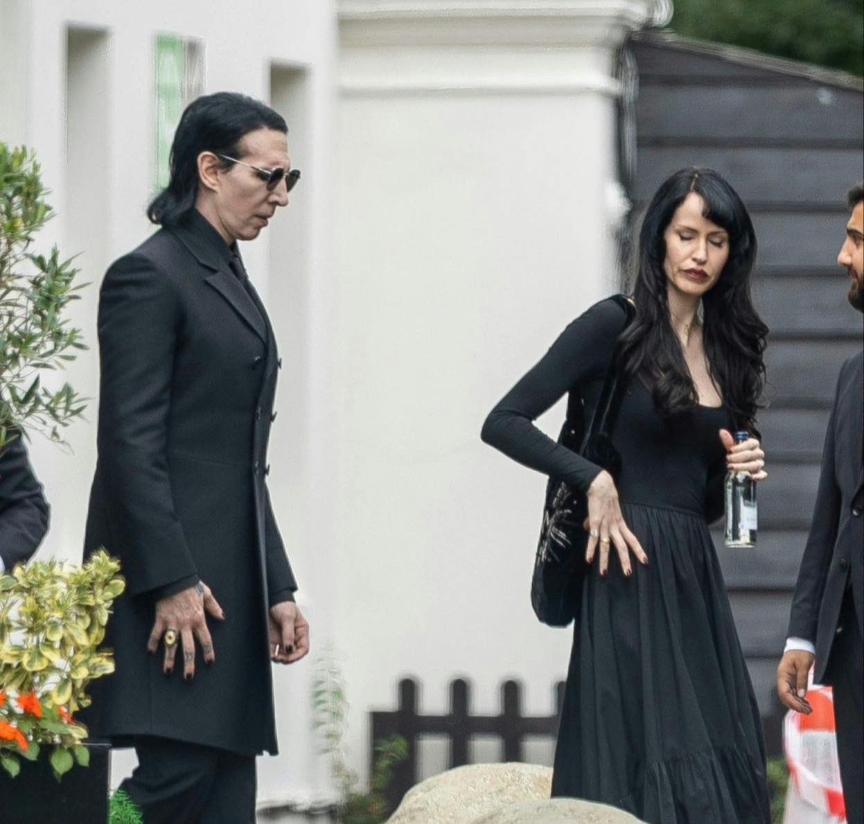 – I dag har vi begravet en elsket ven. Jeg er for evigt taknemmelig for, at du lukkede mig ind i dit liv, Ozzy. Din inpiration og kærlighed vil altid være hos mig. Tak til jer, Sharon og familien for en respektful og smuk ceremomi. Din arv lever videre, skrev Marilyn Manson, 56, efter han sammen med sin kone Linday Usich, 40, deltog i det store farvel.