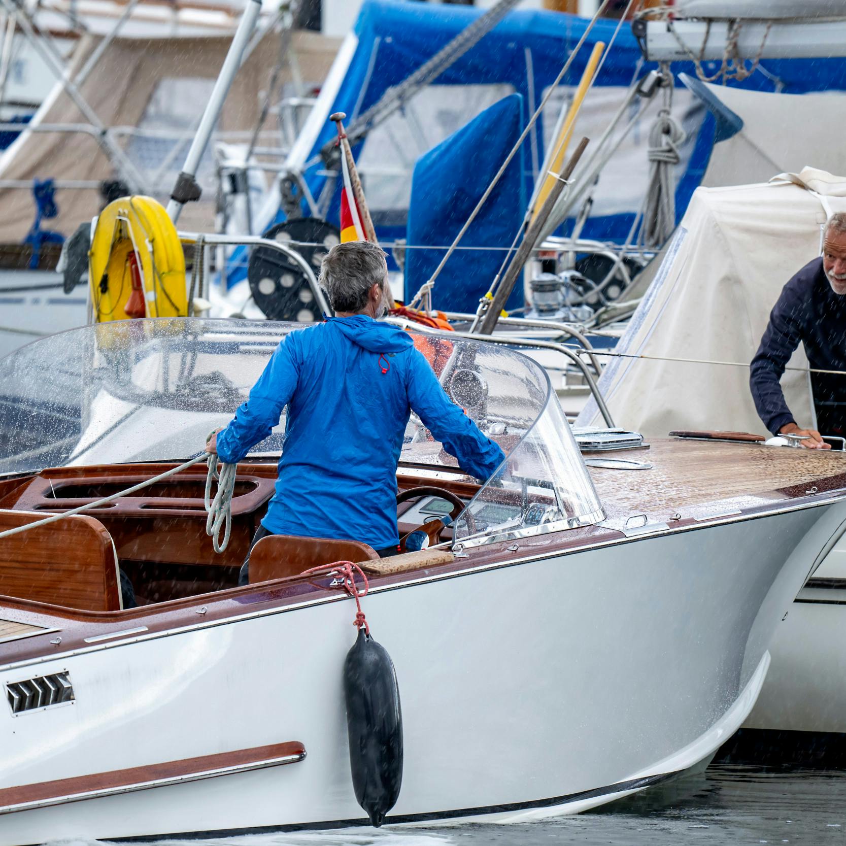 Mens han var ved at lægge til kajs, var kongen – der også er admiral i søværnet – lige ved at ramme ind i en tysk båd.