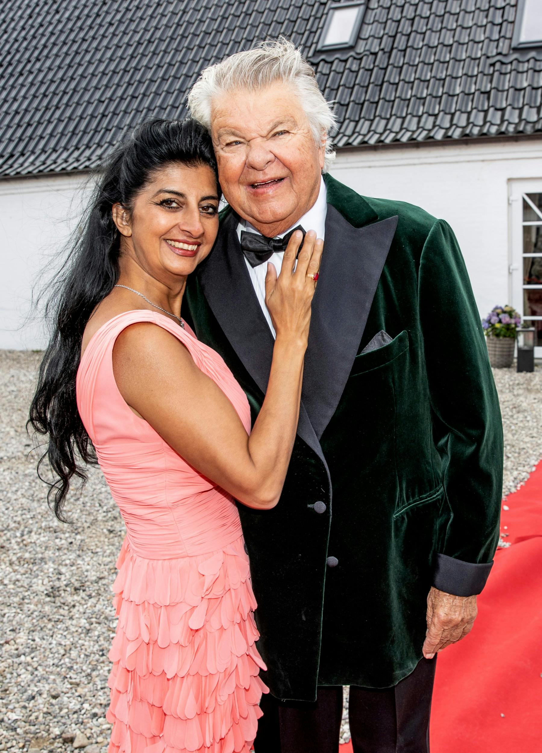 Christian Kjær ,  82, var fysisk svækket og støttede sig til hustruen  Susan Astani-Kjær , 55, da han for to år siden fyldte 80 år. 