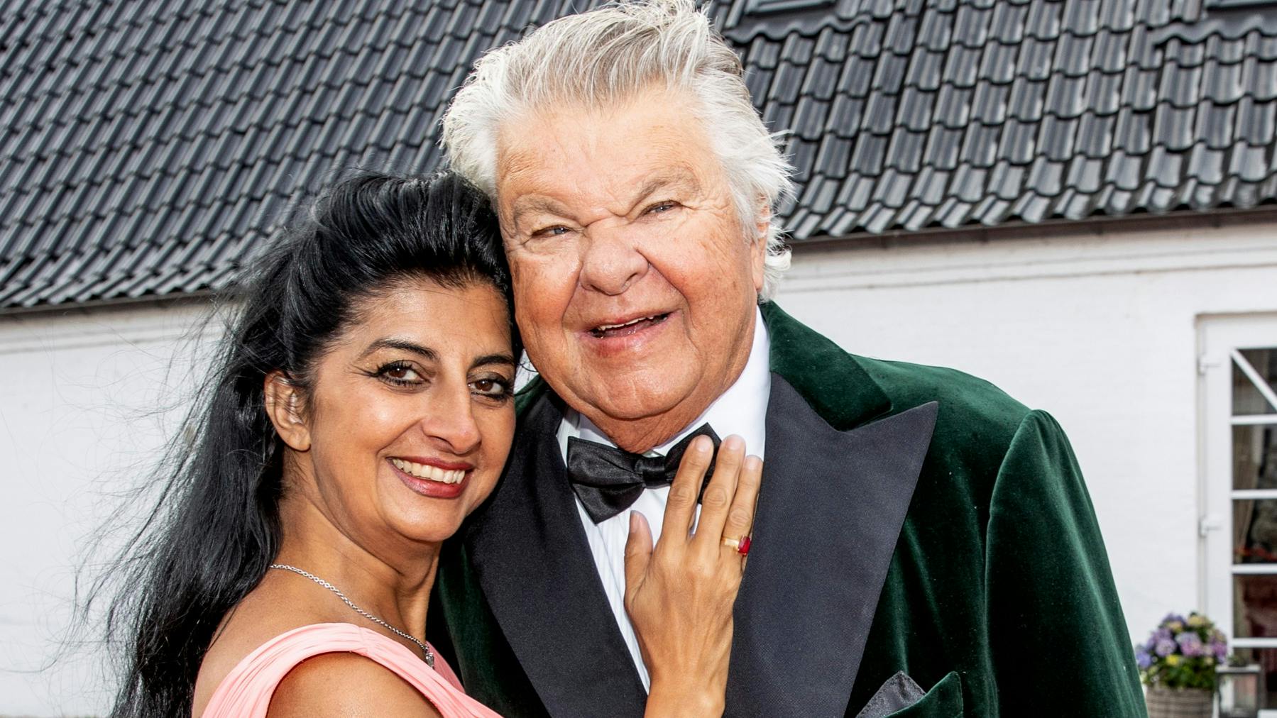 Christian Kjær , 82, var fysisk svækket og støttede sig til hustruen Susan Astani-Kjær , 55, da han for to år siden fyldte 80 år.