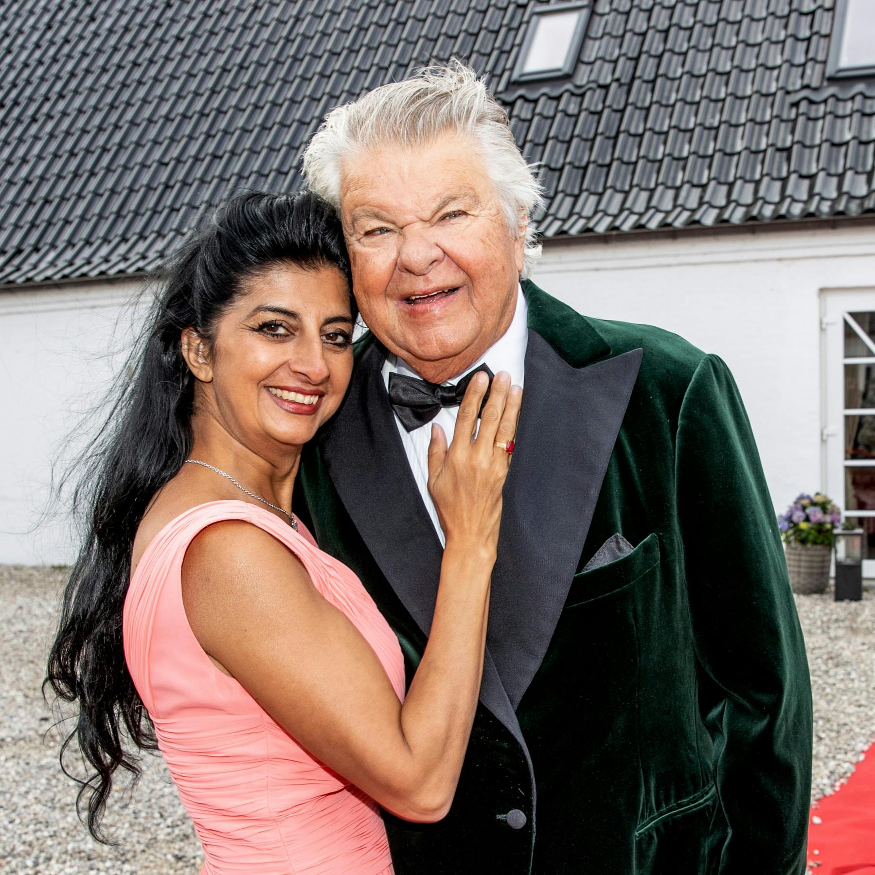 Christian Kjær , 82, var fysisk svækket og støttede sig til hustruen Susan Astani-Kjær , 55, da han for to år siden fyldte 80 år.