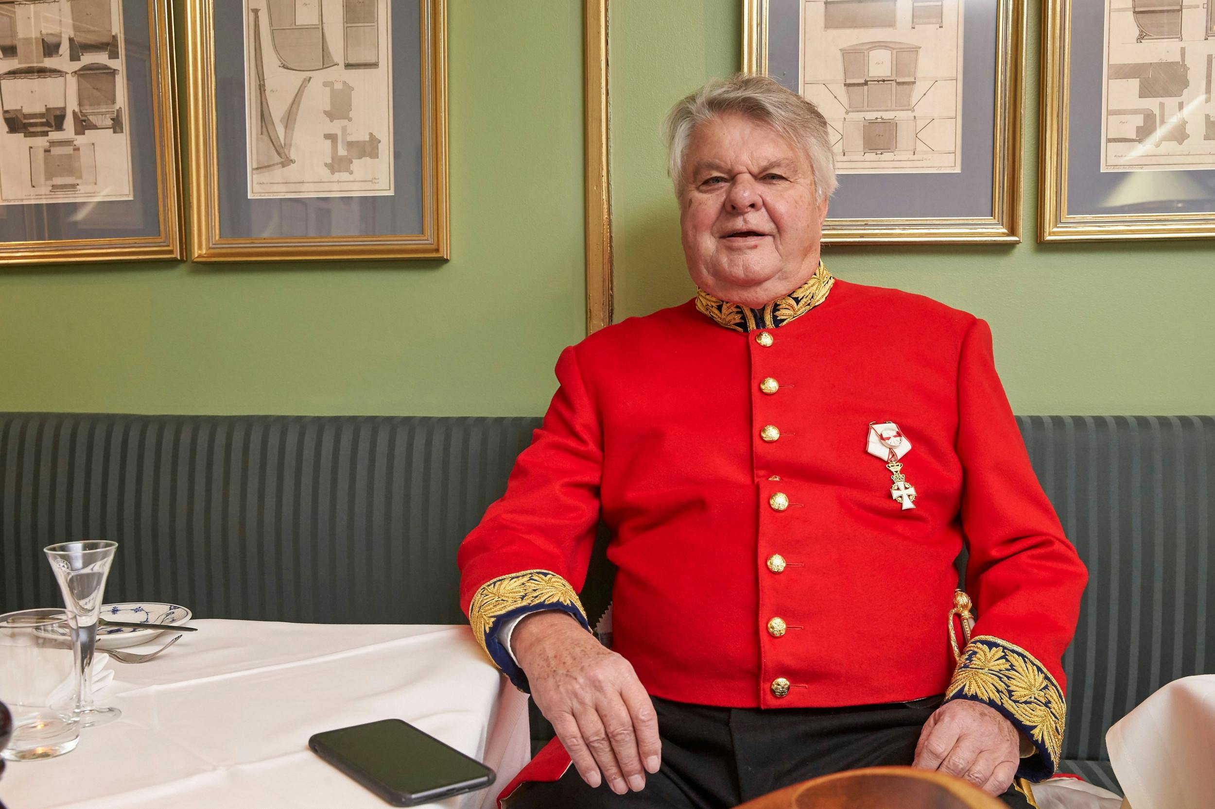 Christian Kjær er tidl. kammerherre, hofjægermester og ridder af Dannebrog.