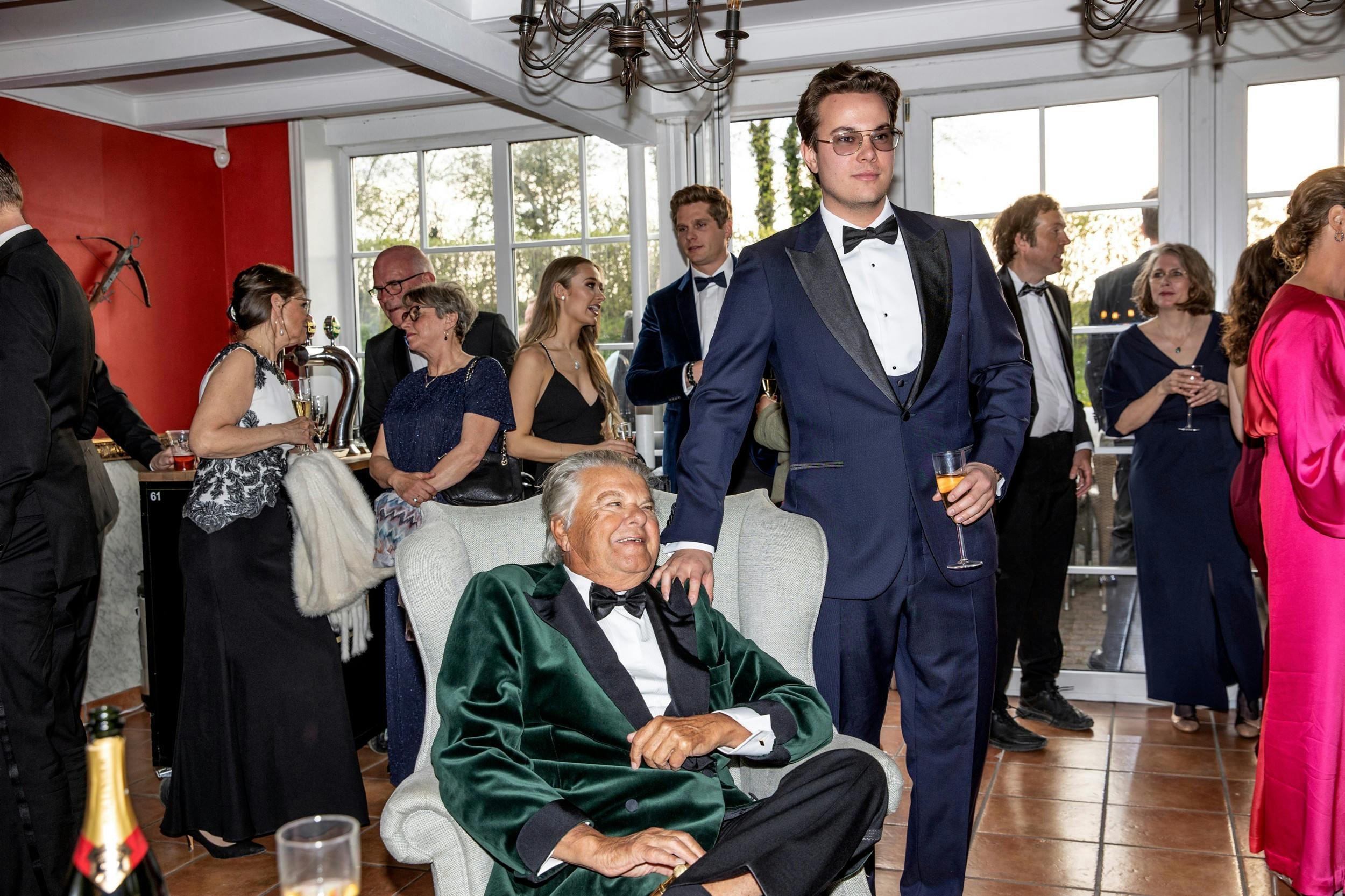 Christopher Kjær , 28, har aldrig svigtet sin far – og han var da også med til at fejre ham på 80 års-dagen.