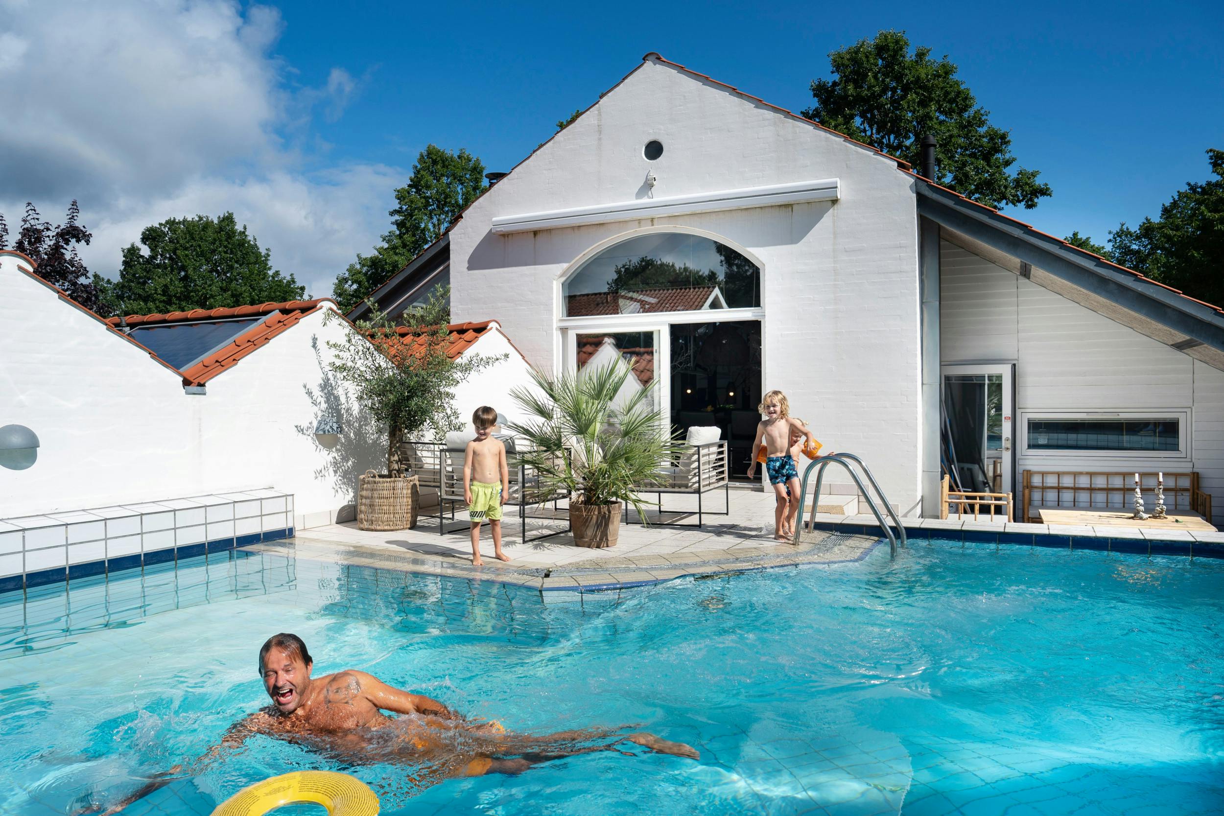 Når solen skinner er der ingen grund til at tage på sommerferie, for luksusvillaen i Vedbæk har alt, hvad hjertet begærer.