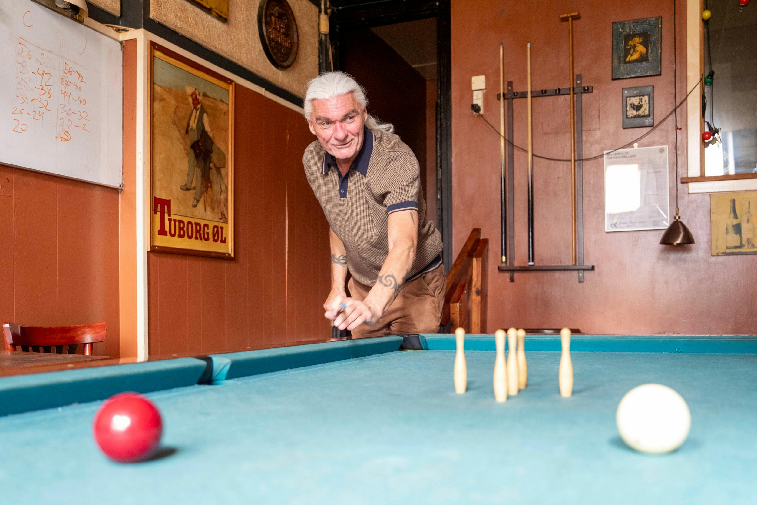 Jesper er glad for at spille billard.