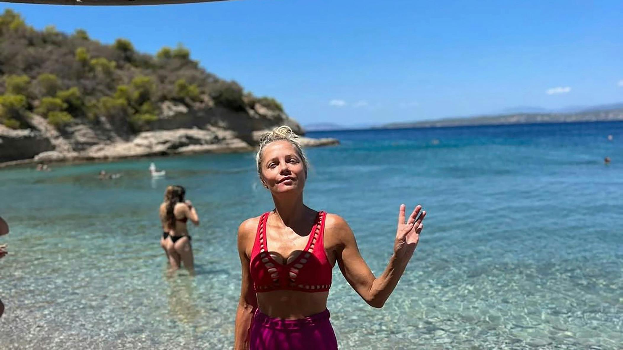 Humøret er lige så højt som solen under 49-årige Caroline Fleming s familieferie i Grækenland, hvor hun forsøger at hele efter sit grimme styrt i Schweiz.