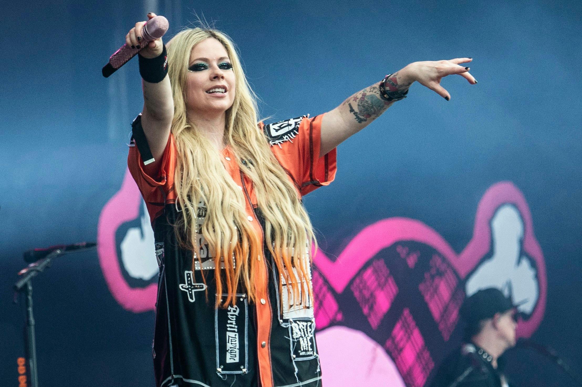 – Jeg havde ingen idé om, at et insekt kunne gøre sådan skade, har sangeren Avril Lavigne , 40, sagt om sit sygdomsforløb.