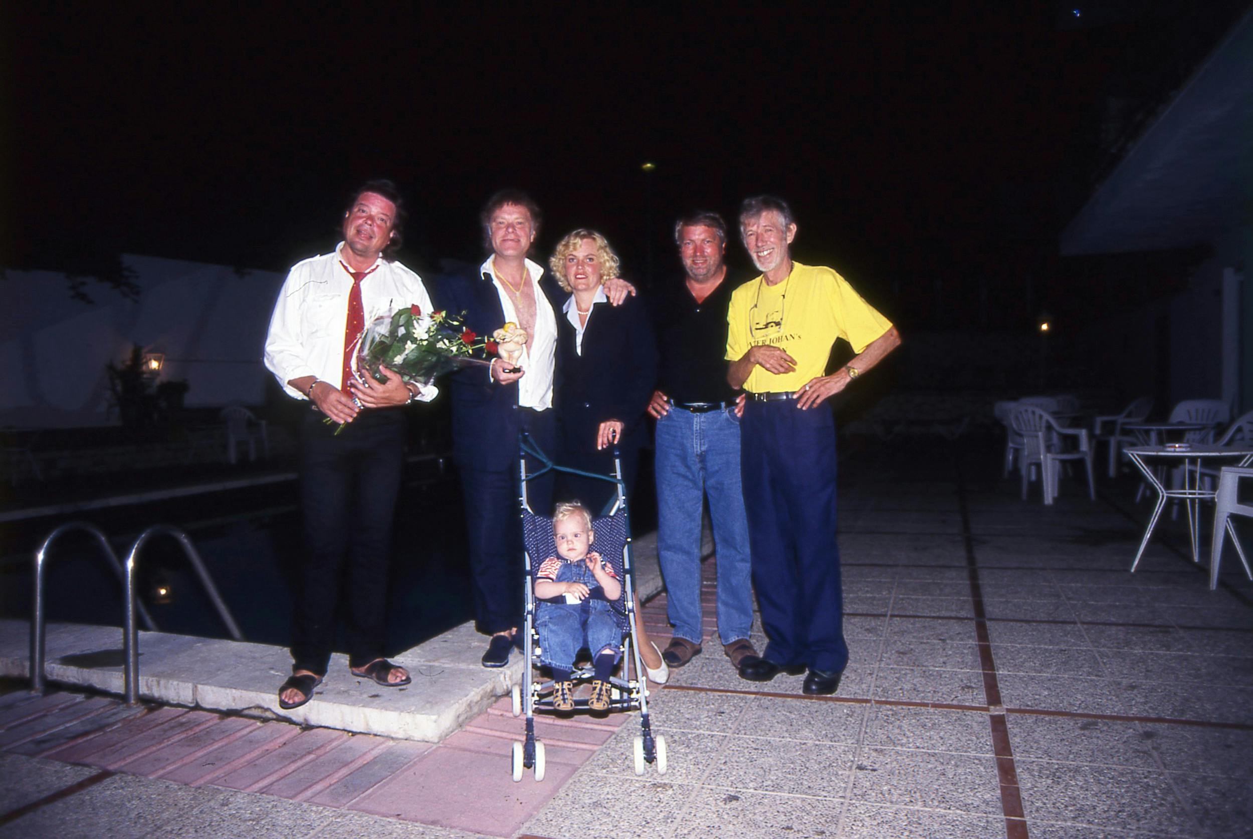 Hjalmar som lille sammen med sin far,  Kim,  mor  Lise-Lotte  – og Kims manager  Frank Steen. 