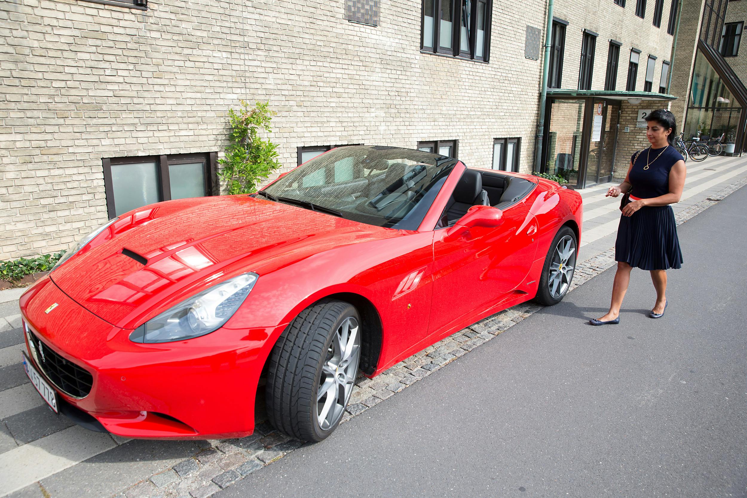Astani fik en rød Ferrari California, da hun fyldte 45 år. Den koster over fire mio.kr. på danske plader.