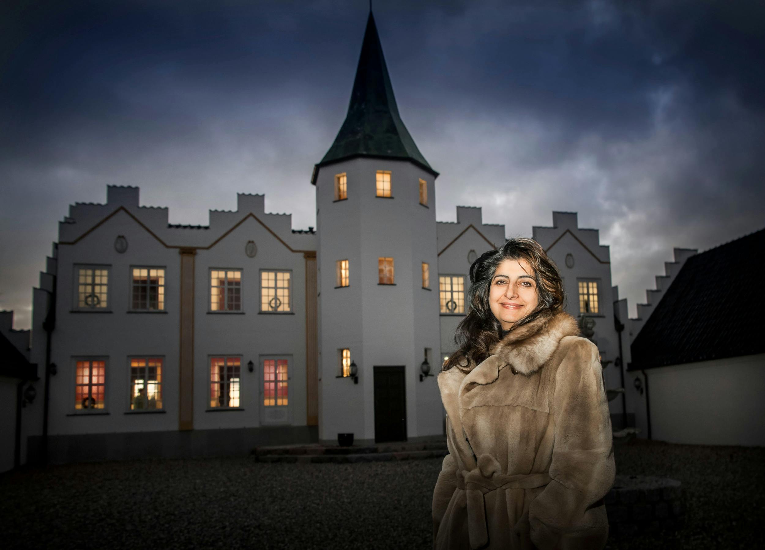 Susan Astani ved sit fynske slot, som hun fik af Christian Kjær. Det benyttes og udlejes blandt andet til konferencer.