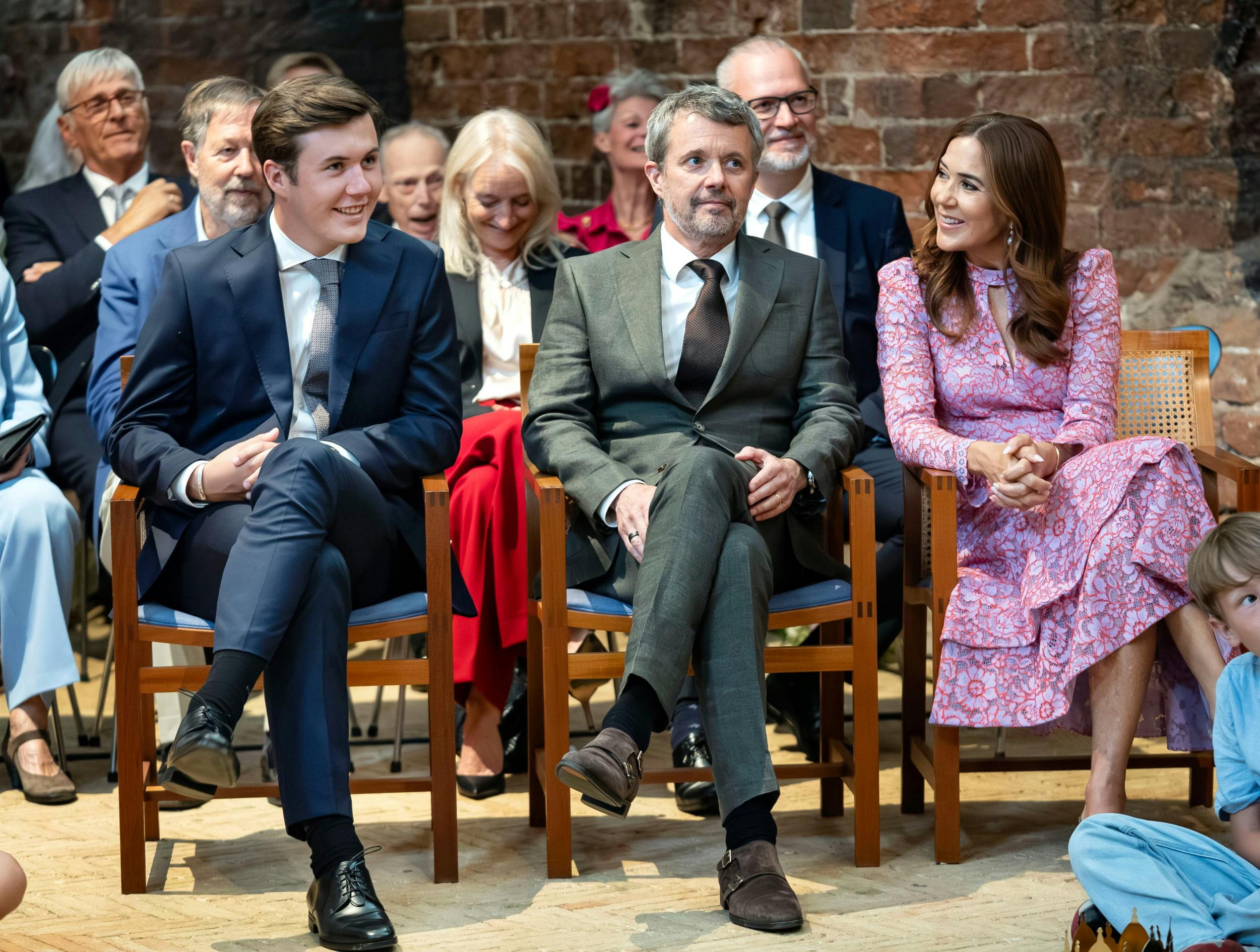 Frederik og Mary har mere hånd i hanke med deres børn, end Margrethe og Henrik havde, så der er friere rammer i dag, mener kongehusekespert Lars Hovbakke Sørensen.