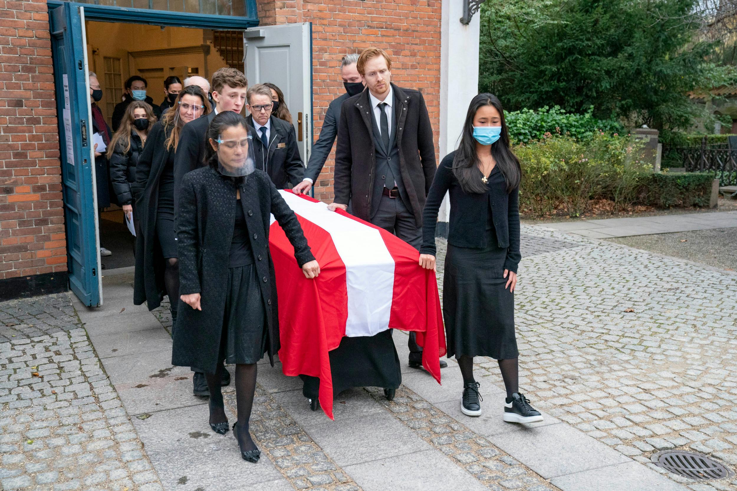 Nancy og Pawarisa gik forrest, da Klaus Paghs kiste blev ført ud af kirken.