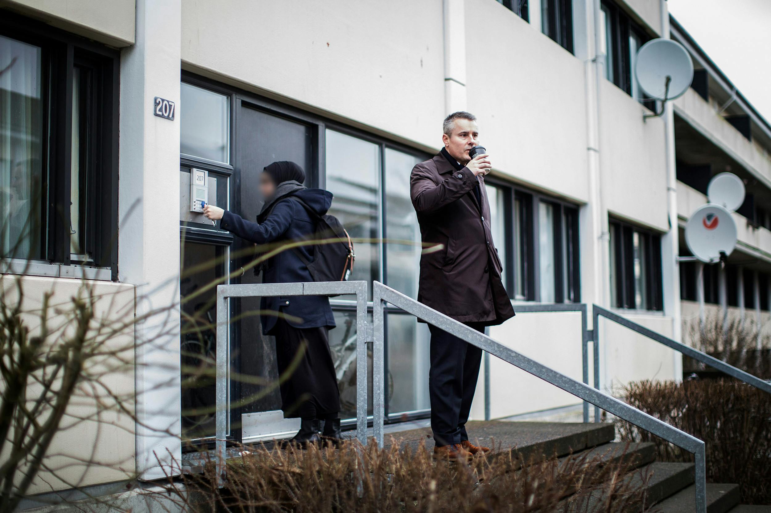 På besøg i betonghettoen Taastrupgaard, hvor Henrik Sass Larsen boede i en stor del af sin barndom.