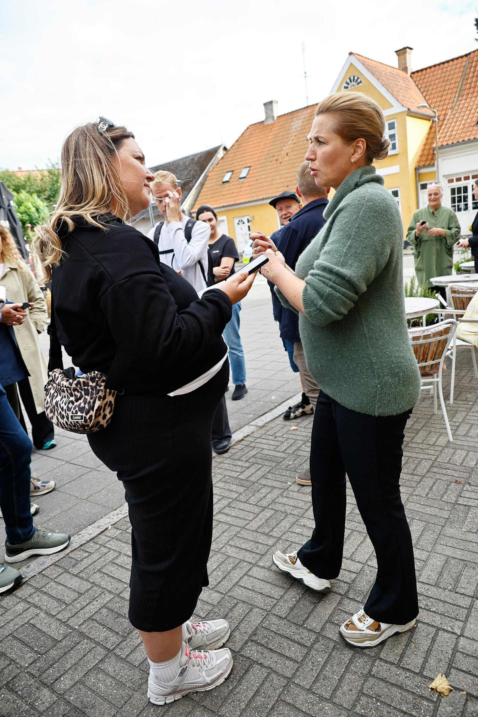 SE og HØR og Mette havde sat hinanden stævne under hendes tur til Sydhavsøerne. 