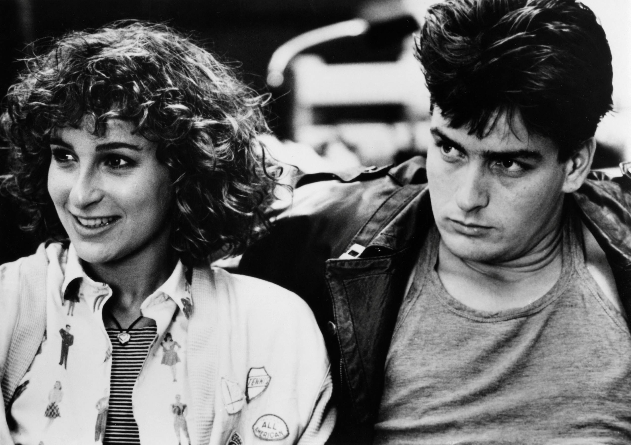 I kultfilmen med den danske titel ”En vild pjækkedag” fra 1986 spillede Sheen sammen med Jennifer Grey, 65.
