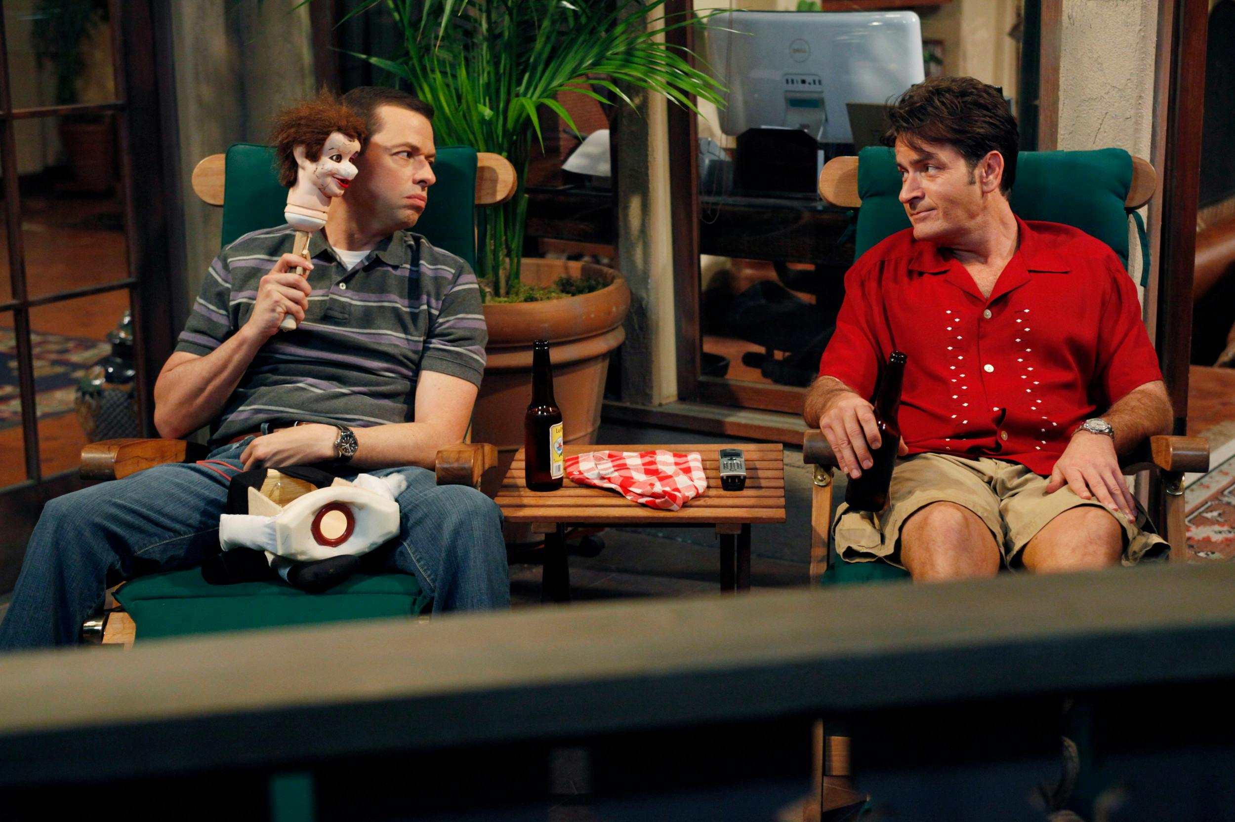 Charlie Sheen var den bedst betalte mand på tv, da han lavede ”Two and a half men”, men serien endte med total nedsmeltning for ham.