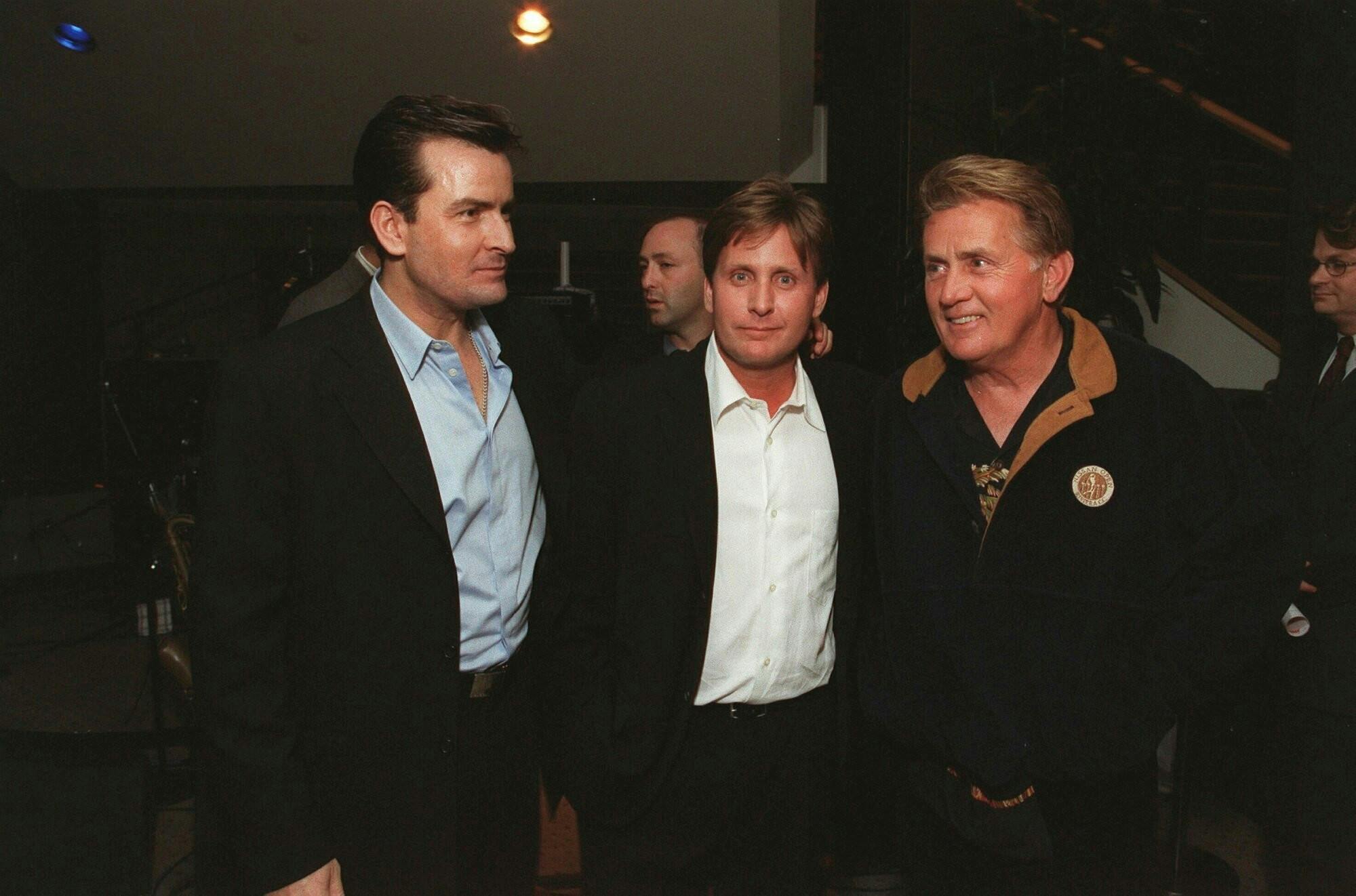 Der er masser af skuespillerstjernestøv i familien – Charlie her sammen med brormand Emilio Estevez, 63, og far Martin Sheen, 85.